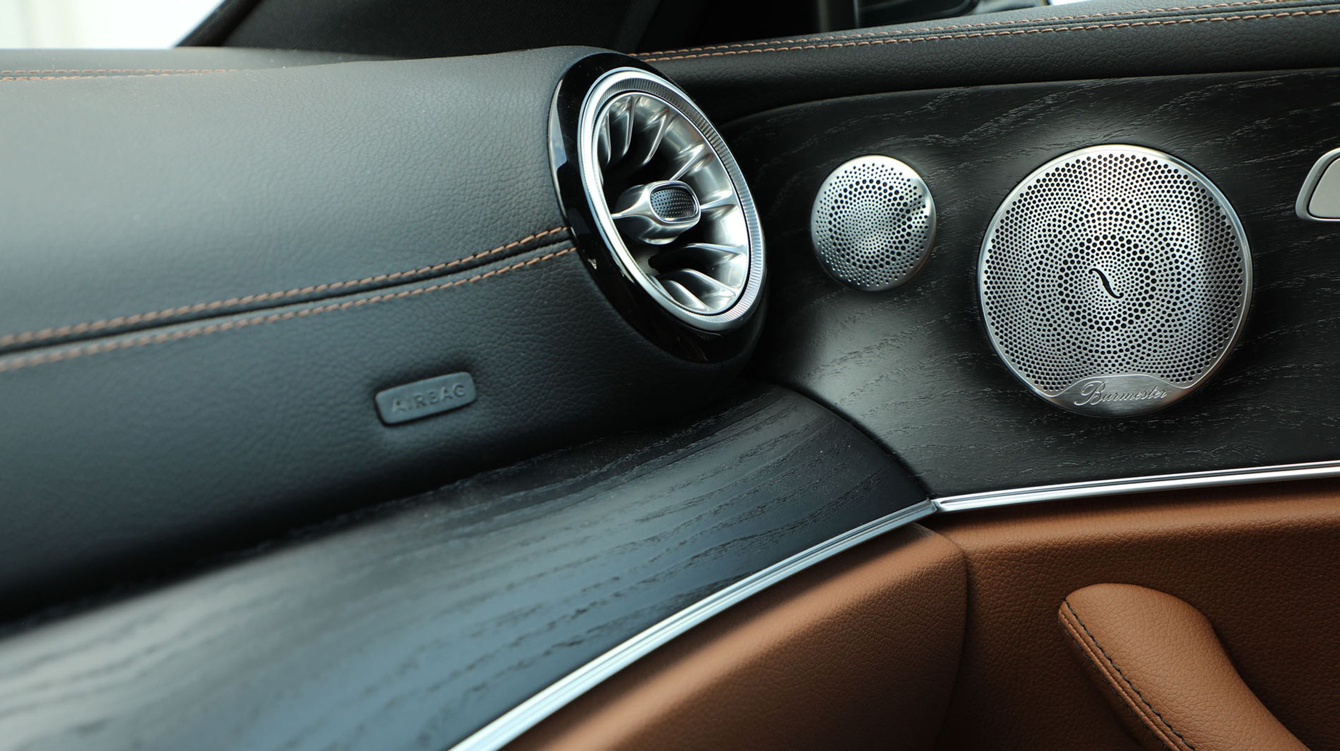 Det er lækre materialer og flotte former der møder en inde i kabinen. Burmester lydanlægget er ekstraudstyr og del af en Premiumpakke Plus til 110.000 kr.