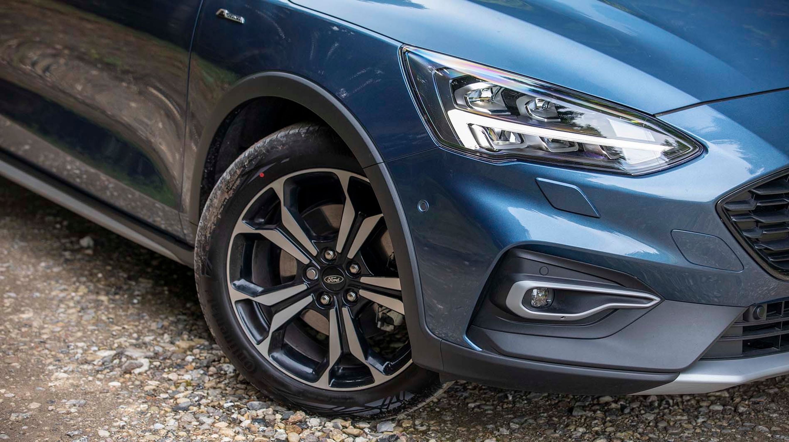 Det er ikke kun plastikkanter, der giver SUV-fornemmelse, bilen har også fået tre cm højere frihøjde og er dermed tre cm højere end en almindelig Focus-model. 