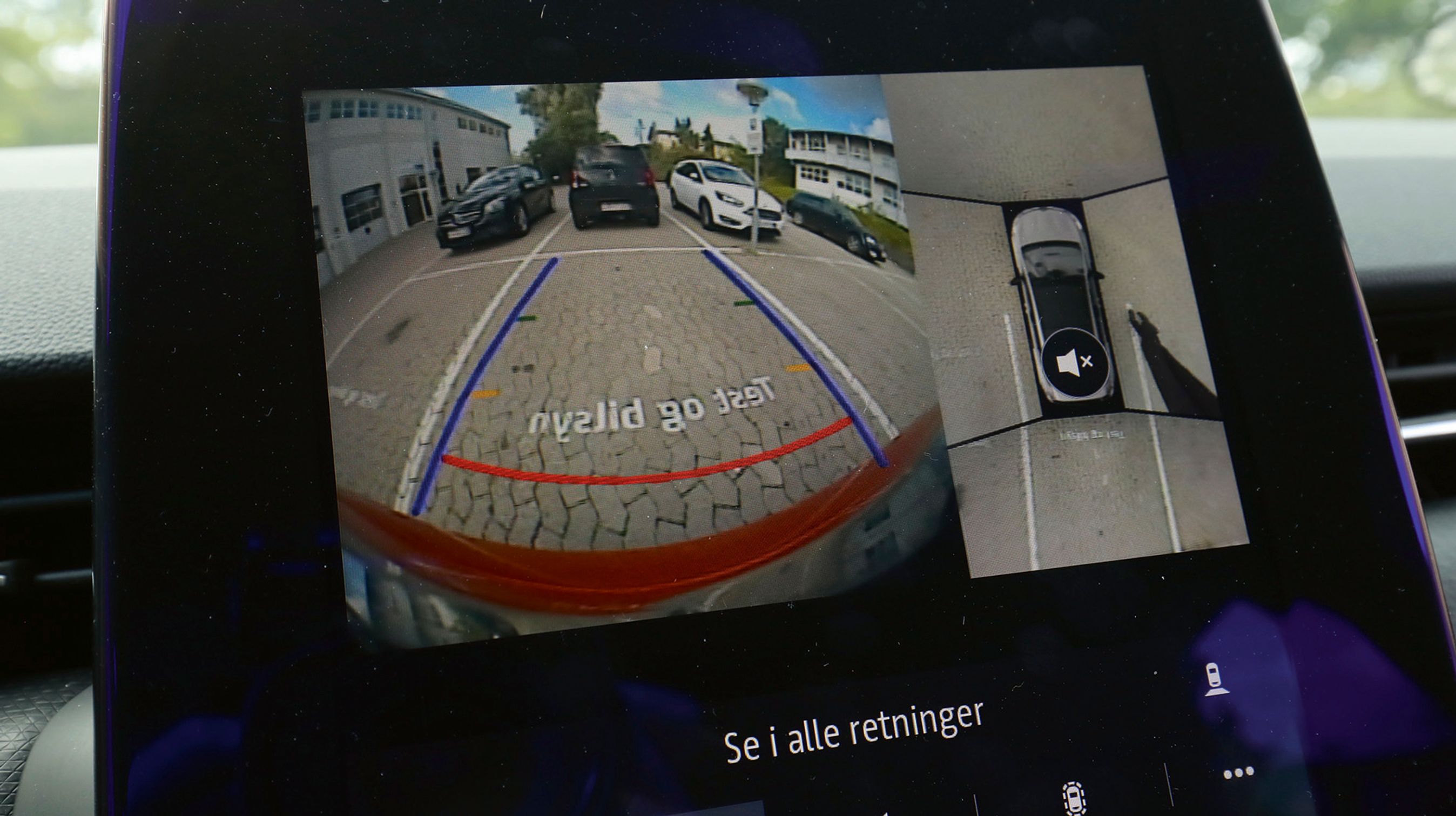 Bakkamera er standard, men denne version med fugleperspektiv er ekstraudstyr.