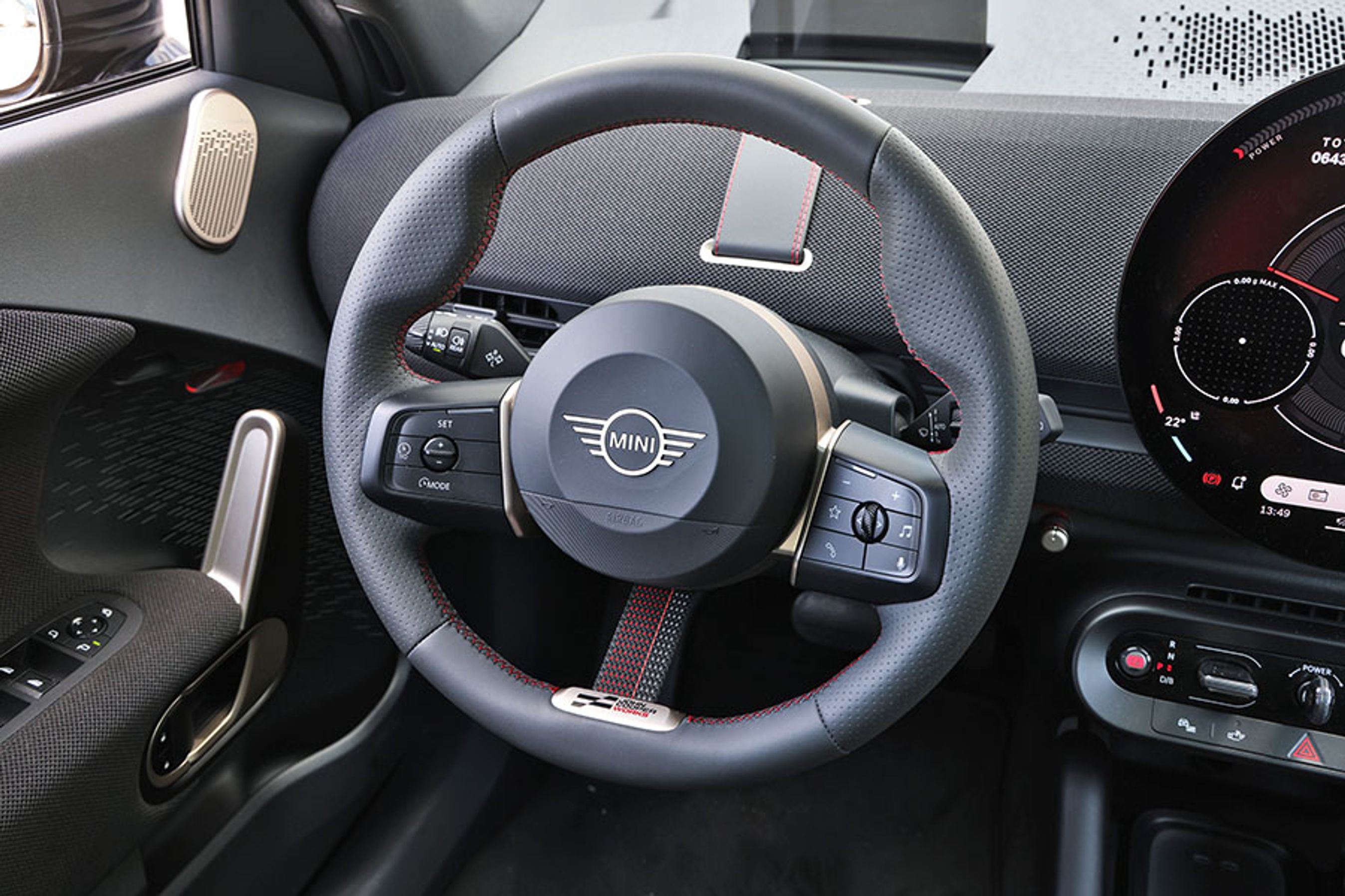 Rattet er sjovt udformet med f.eks. den lille strop, der udgør den nederste eger i rattet. Fra knapperne styres på enkel vis fartpilot til venstre og musikanlæg m.m. til højre