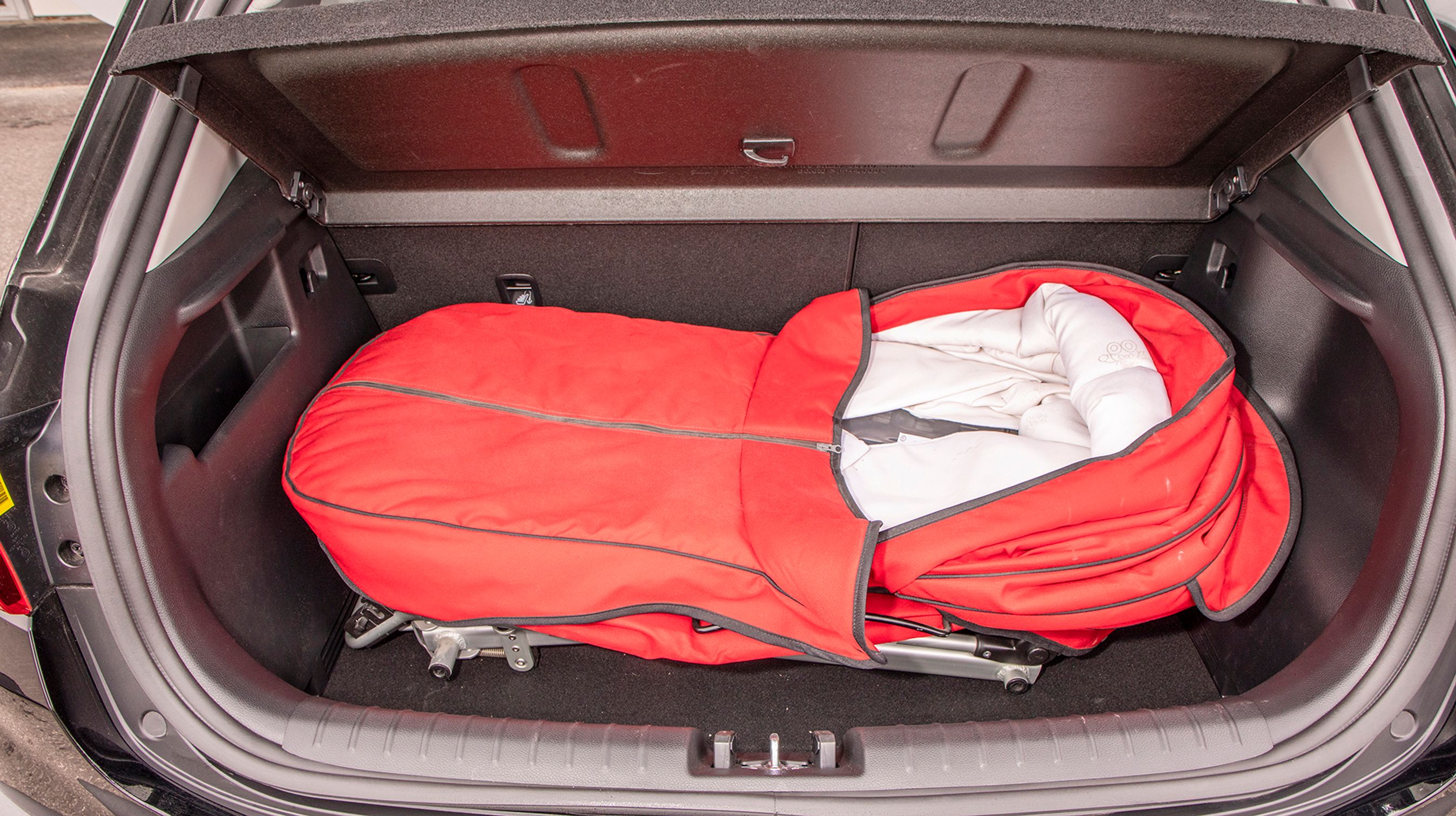 Bagagerummet er ikke stort, men det går at få plads til en barnevogn. Under gulvet findes et ekstra rum, og et lille rum i venstre side holder styr på småting.