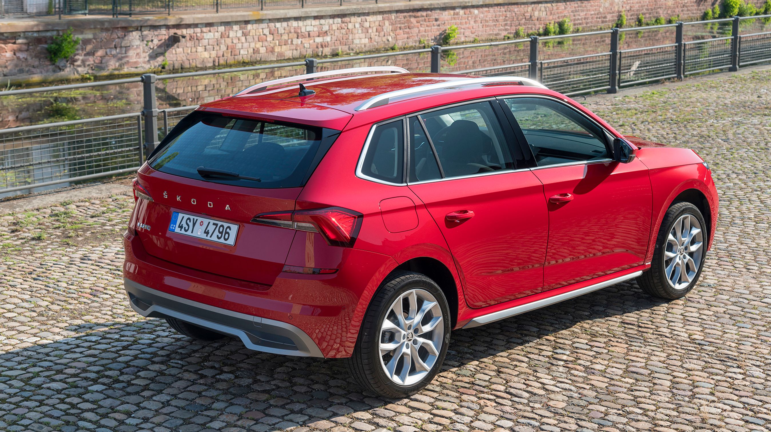 Tagræling er standard på alle udgaver, men man skal op i Style-udgaven for at få dem i sølvfarvet metal.