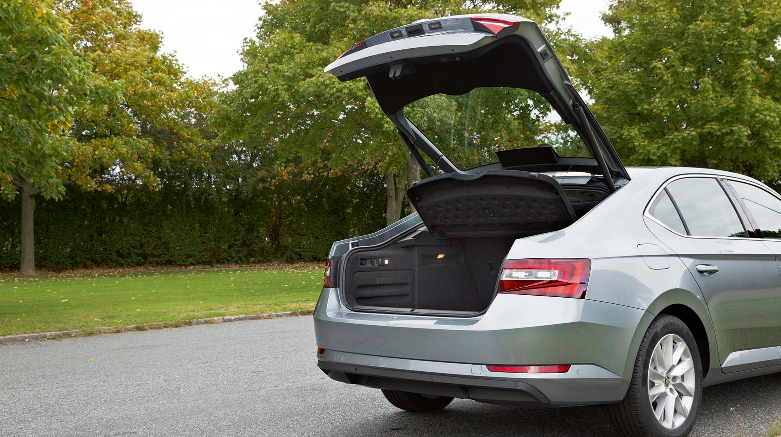 Forgængerens todelte bagklap, der kunne åbne som en sedan, er væk. Den nye er nemmere at betjene, og er en lettere konstruktion.