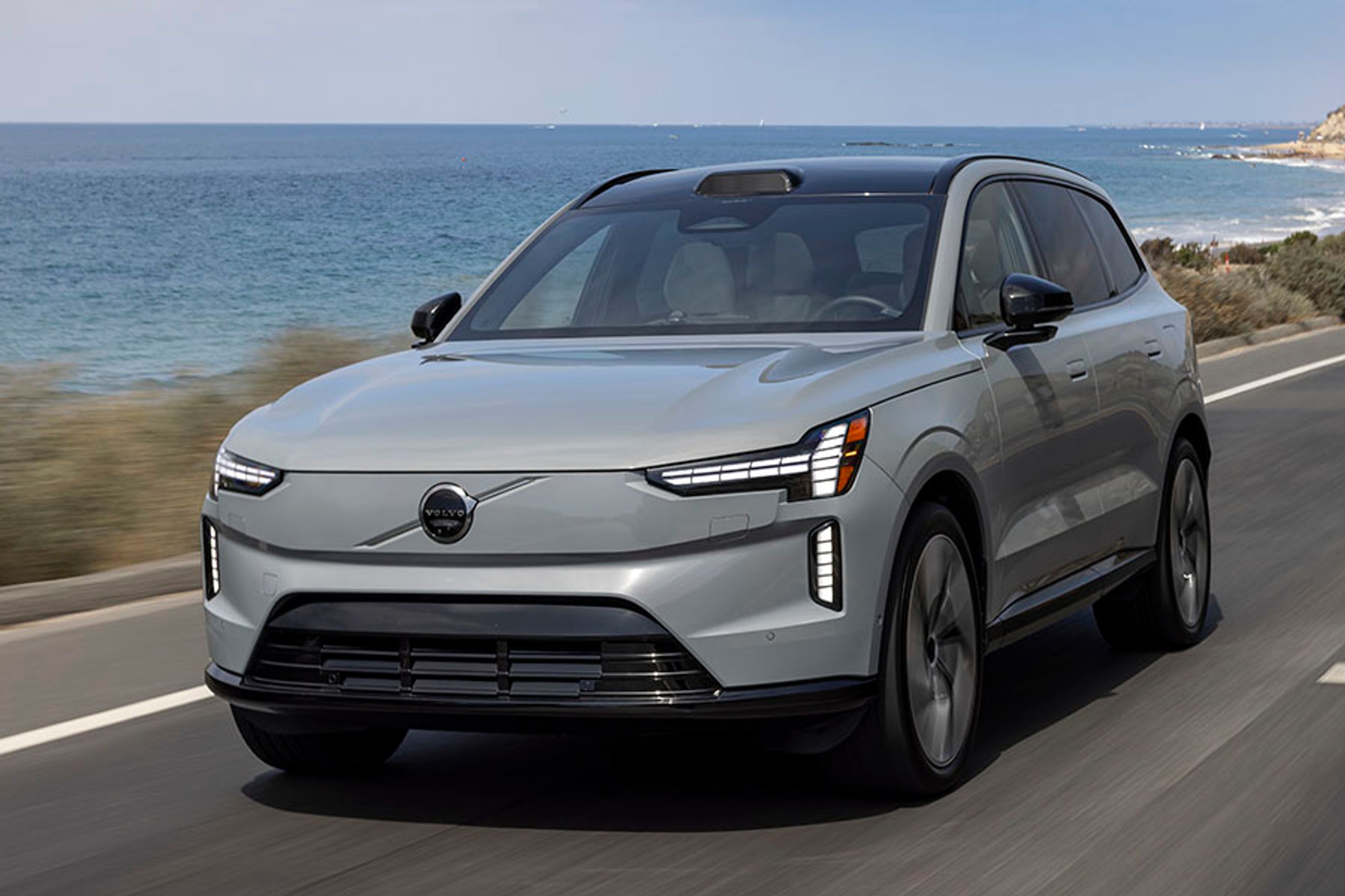 Volvo EX90 er en ny elbil og er samtidig flagskibet fra det svensk/kinesiske bilmærke. Bulen over forruden er en lidar, der kan se trafikken foran bilen også i mørke.