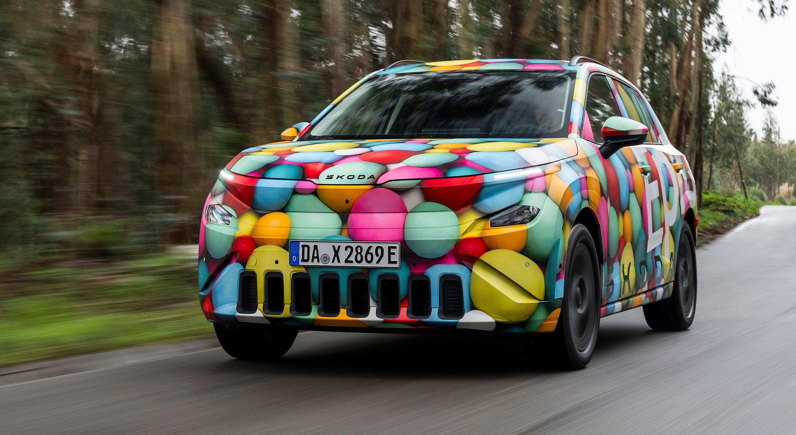 Kamufleret Skoda Epiq kørende forfra.