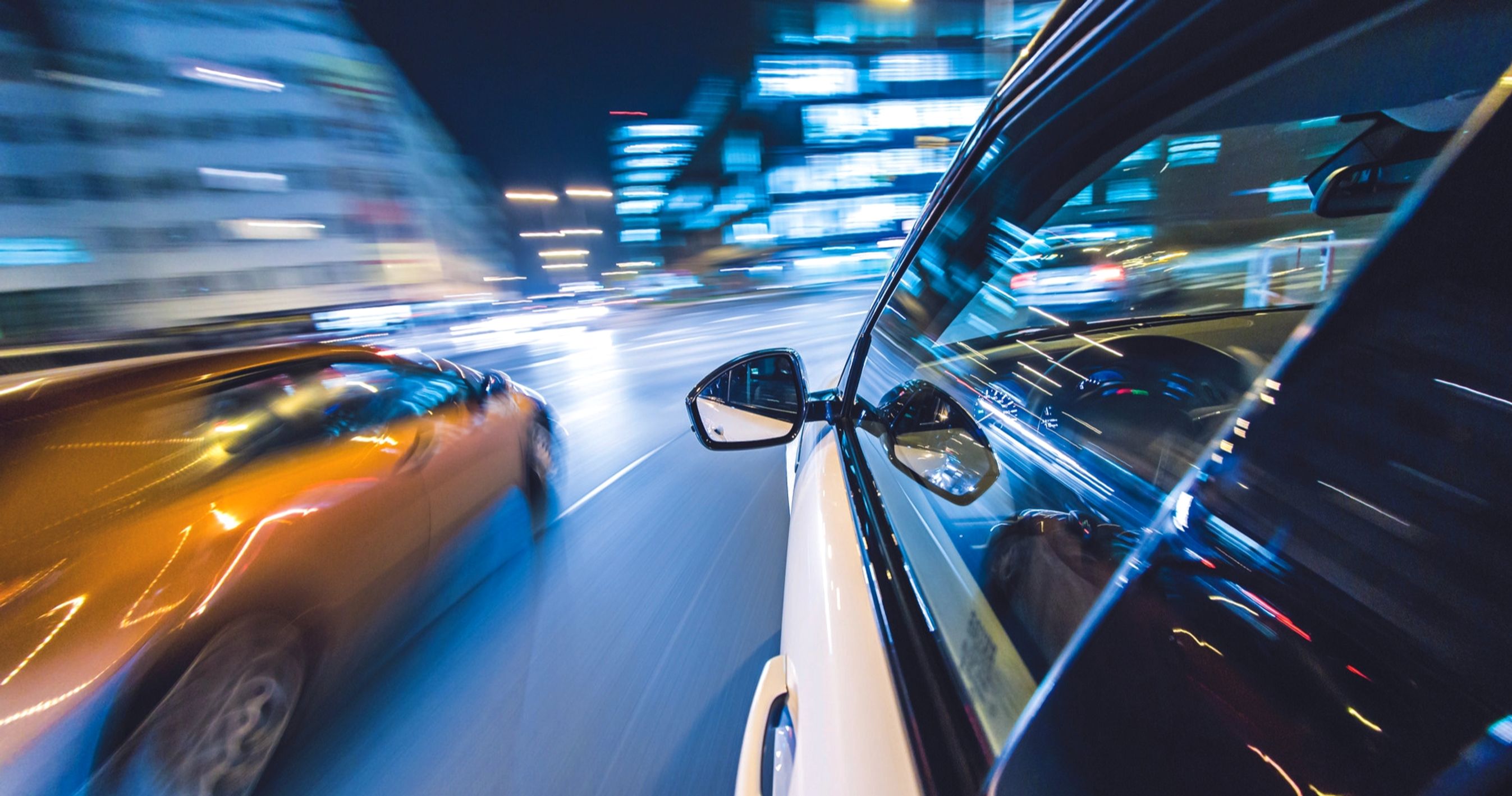 Biler i fart i bytrafik