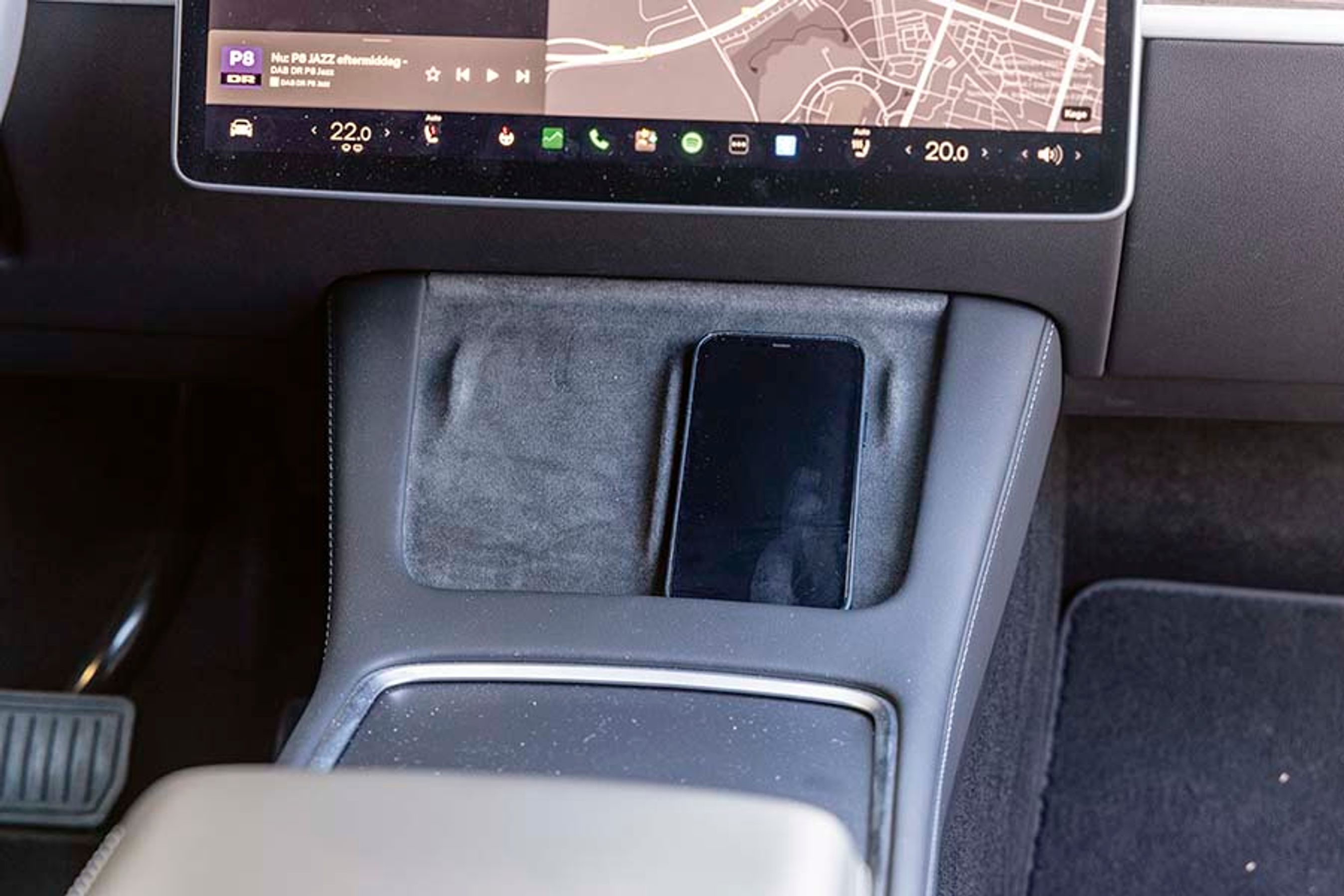 Under skærmen er der plads til to telefoner, der samtidig lades trådløst op.