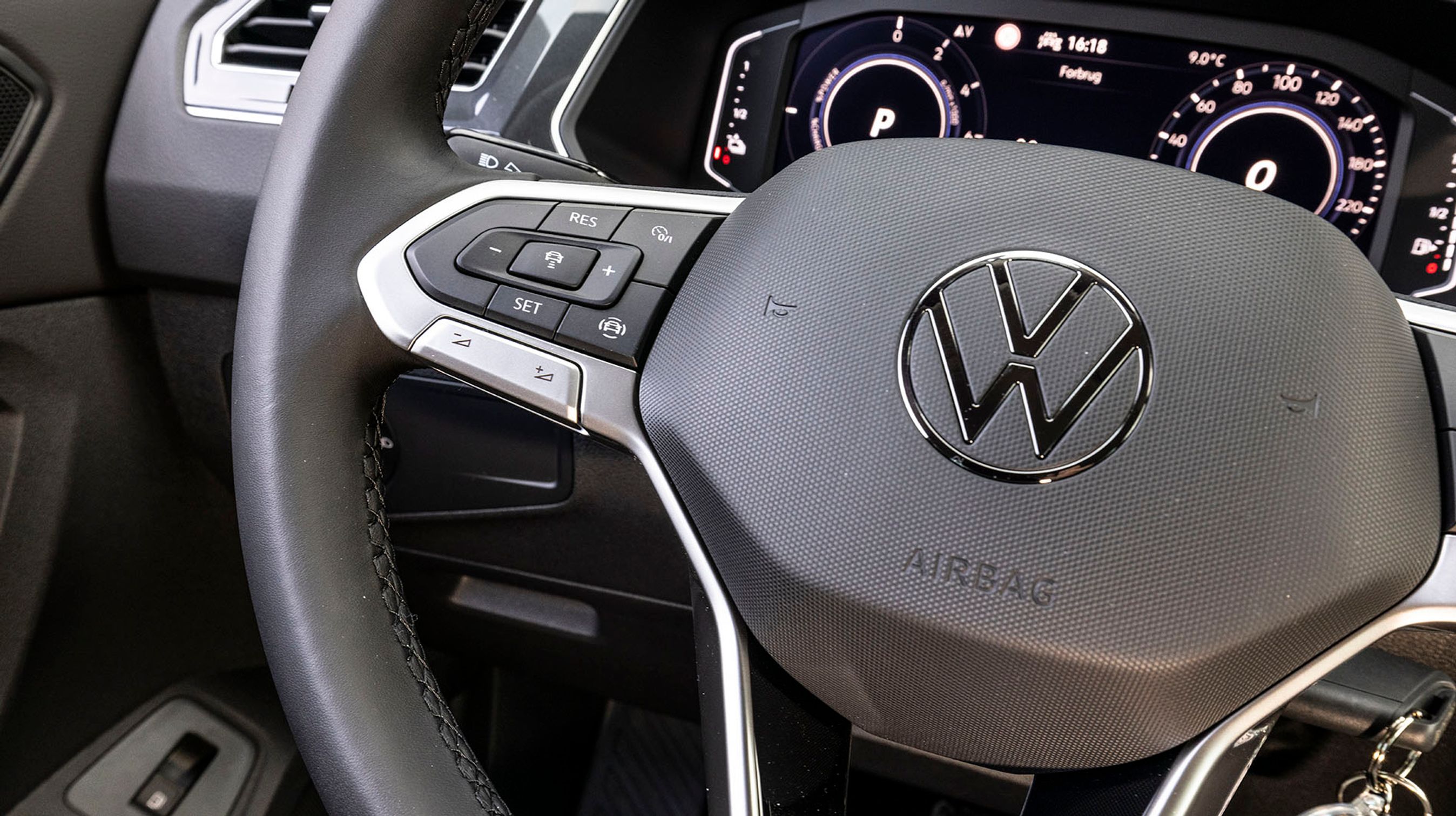 Life-udgaven af Tiguan er udstyret med adaptiv fartpilot, men ikke Travel Assist. Det skal tilkøbes for lidt over 10.000 kr., hvis man vil have at bilen selv styrer efter vejstriberne.