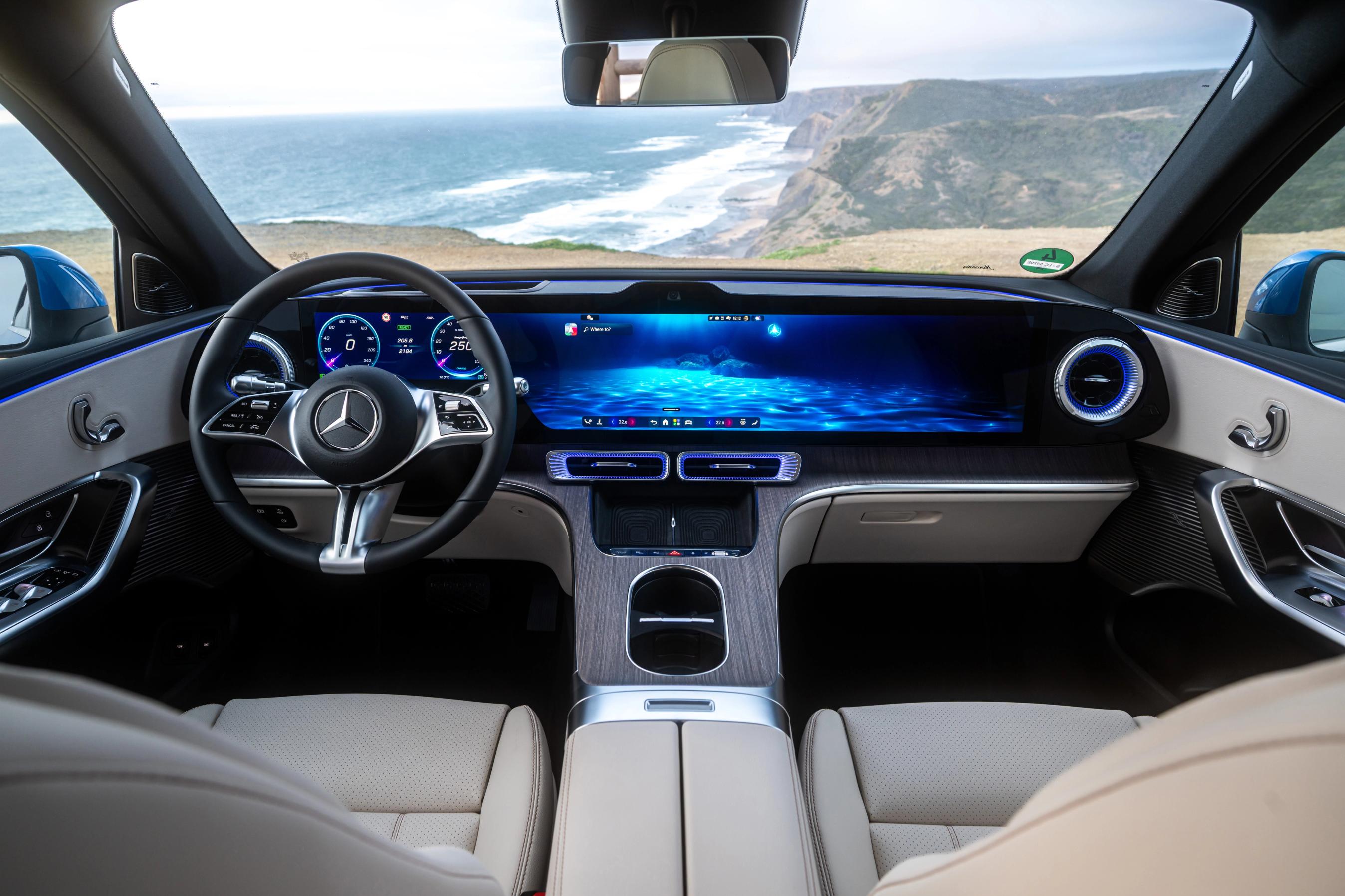 Førerpladsen i en Mercedes-Benz GLC. En bred skærm går fra side til side og kan vise både køreinformation, data om bilen og underholdning for passagereren