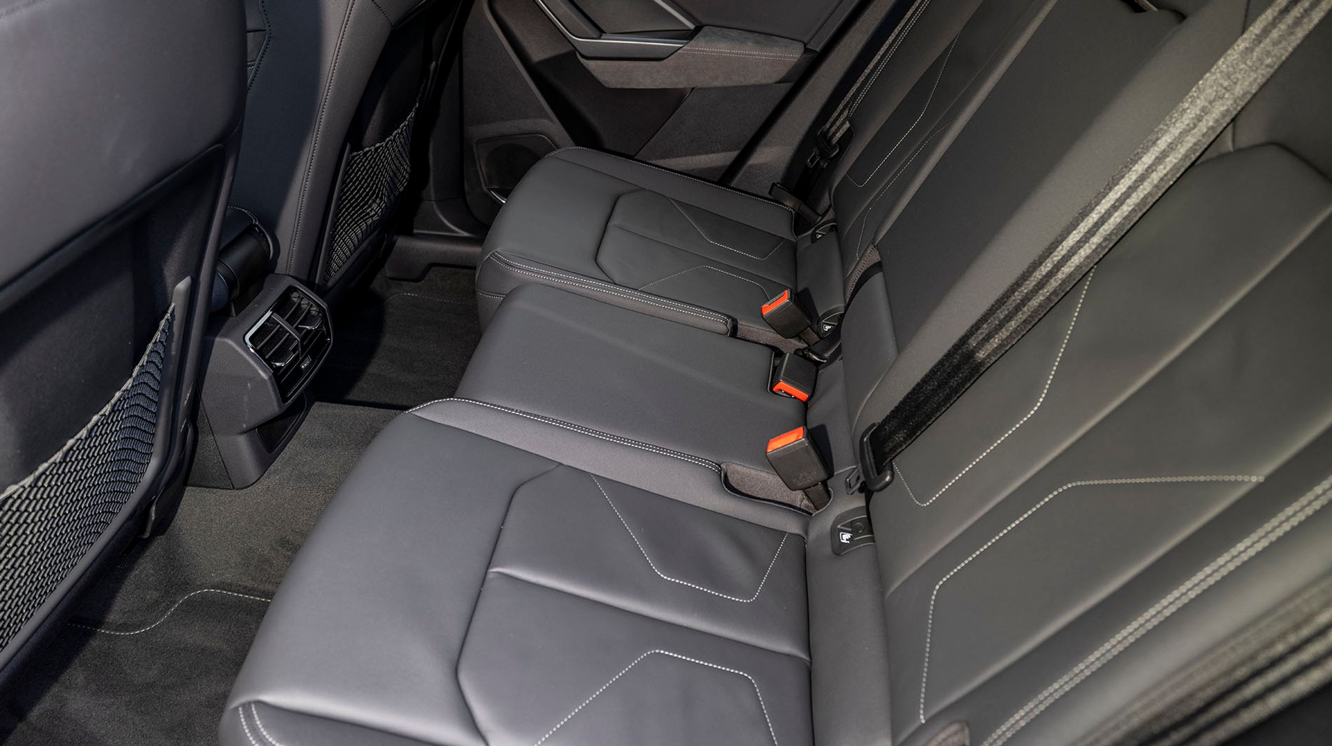 Der er udmærket plads ved bagsædet, og der er friskluftdyser mellem forsæderne.