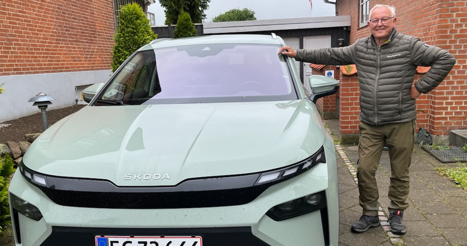 Ældre mand står ved sin bil