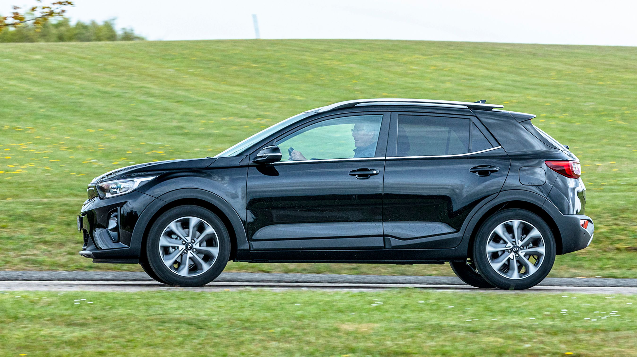 Kia Stonic opleves som en mellemting mellem en mini-SUV og en stationcar.