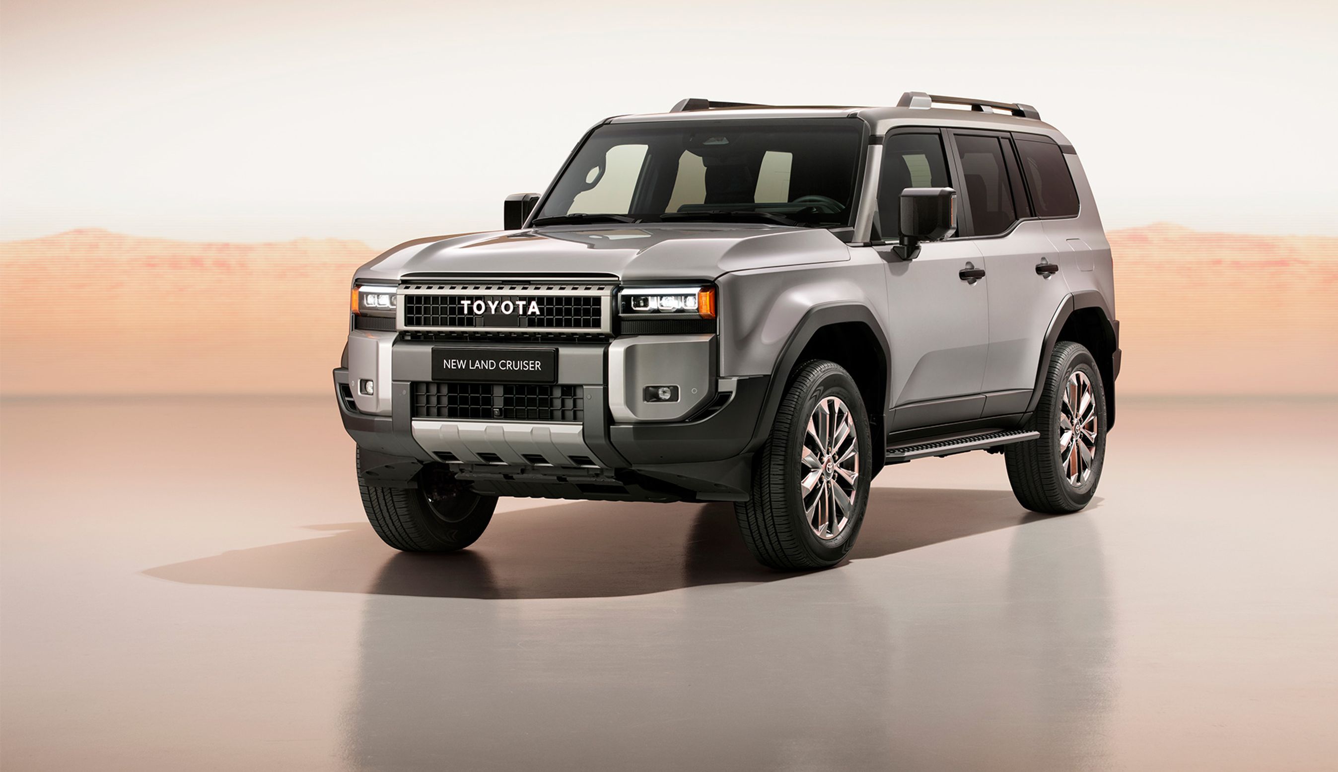 Toyota Land Cruiser i grå, set skråt forfra.