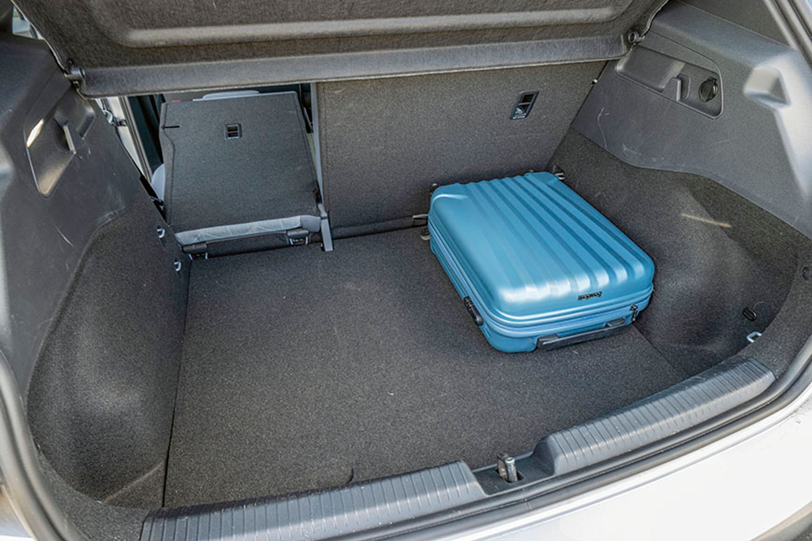 Bagagerummet er både stort og meget regulært i formen. Under gulvet er et lille rum til opbevaring af nødlader eller ladekabel. Et 12 Volt-stik er godt til f.eks. en køleboks.