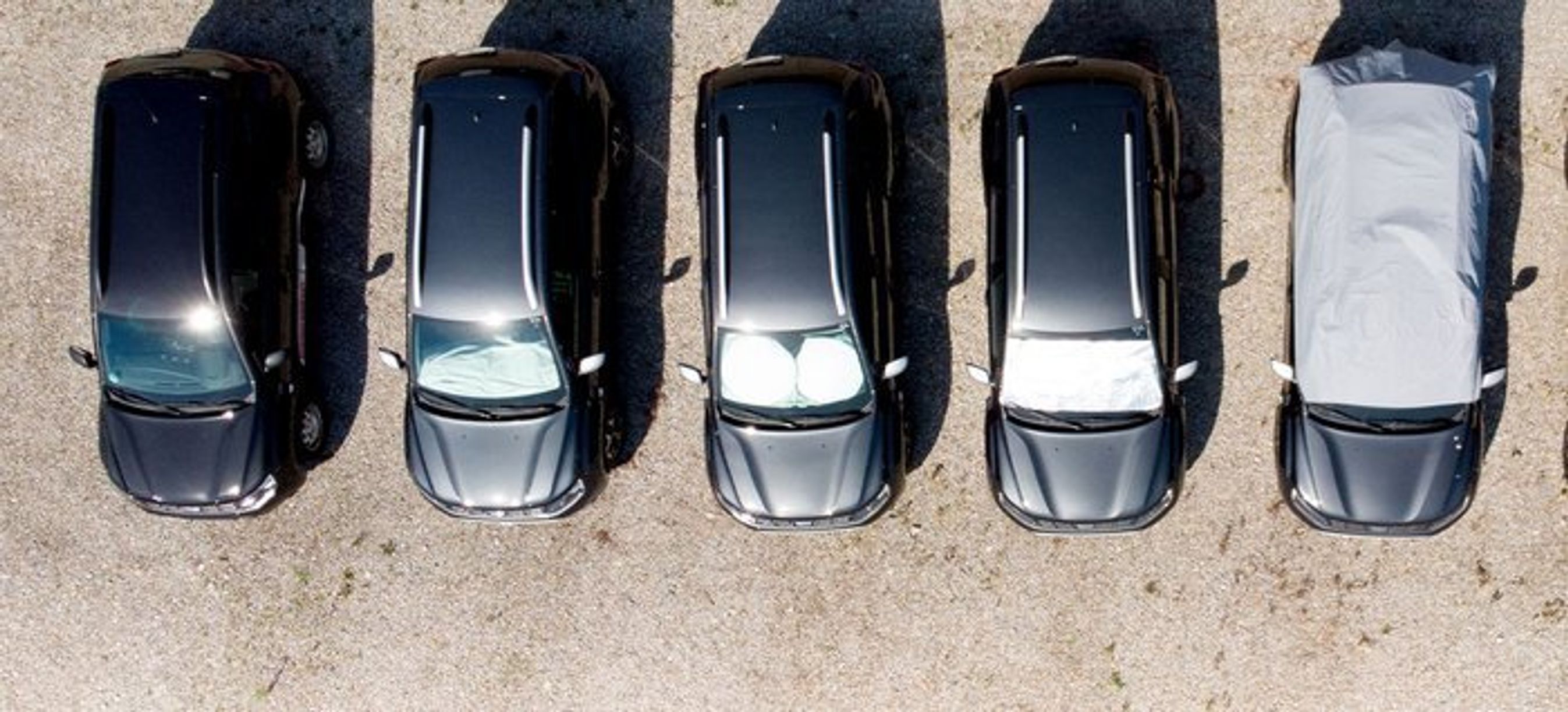 Desto mere ruderne bliver dækket til, desto lavere er temperaturen. Og generelt skal tildækningen være udenpå bilen. Foto: ADAC