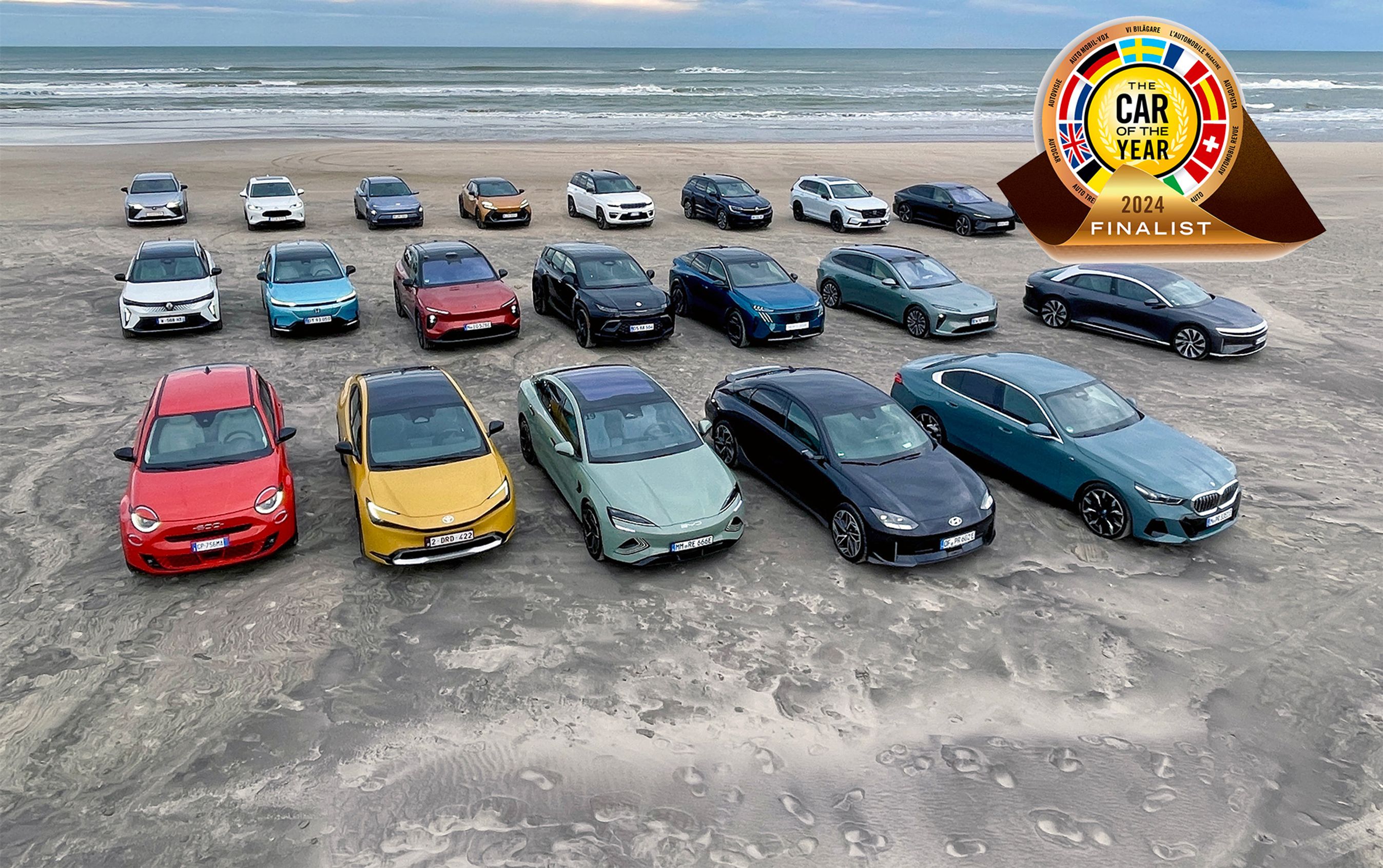 Kandidater til Car og the Year på strand.