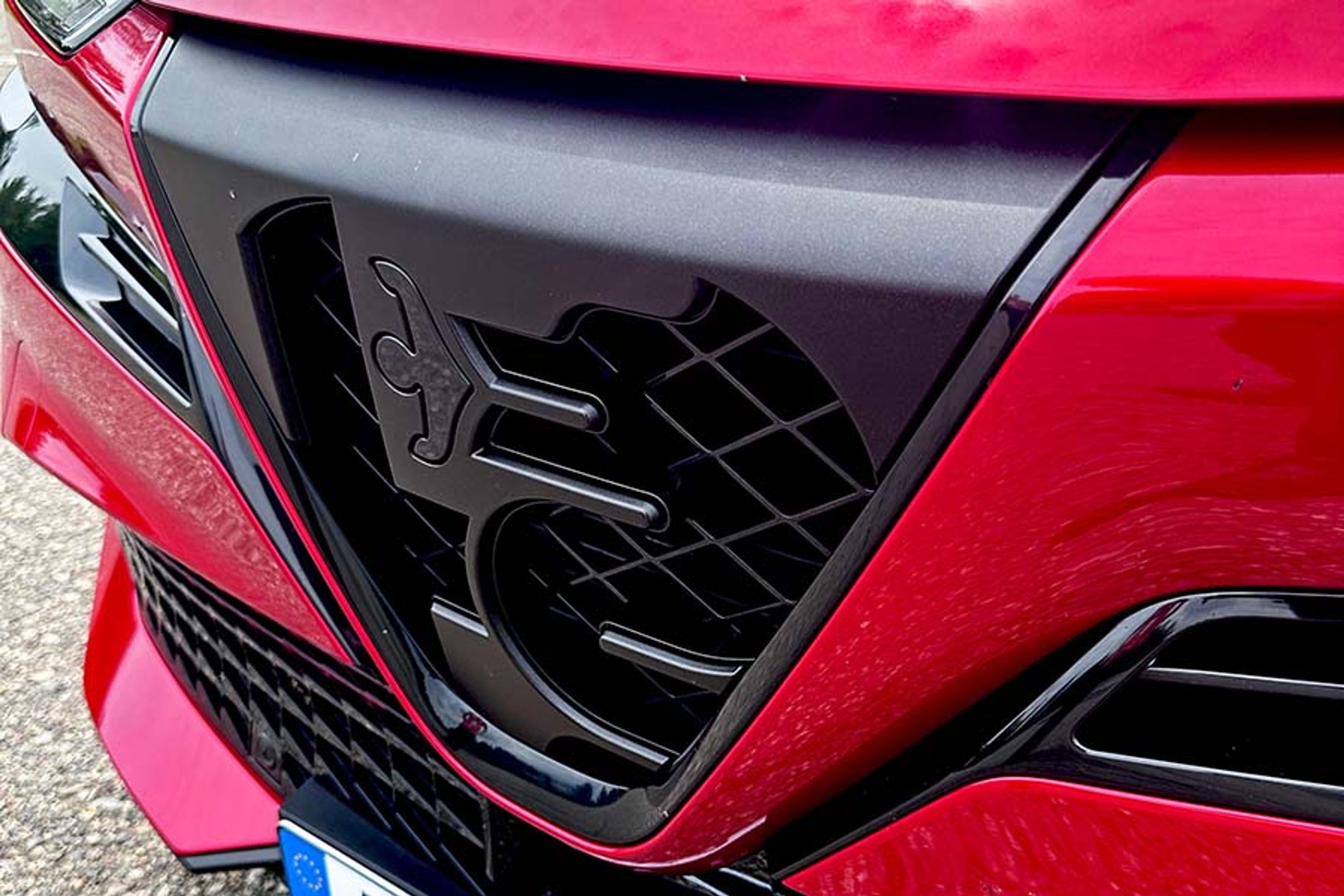 Junior produceres både som benzinbil og som elbil, og i denne eludgave er fronten udsmykket med en kølergrill med næsten skulpturelle former, mens benzinbilen får en mere klassisk kølergrill.