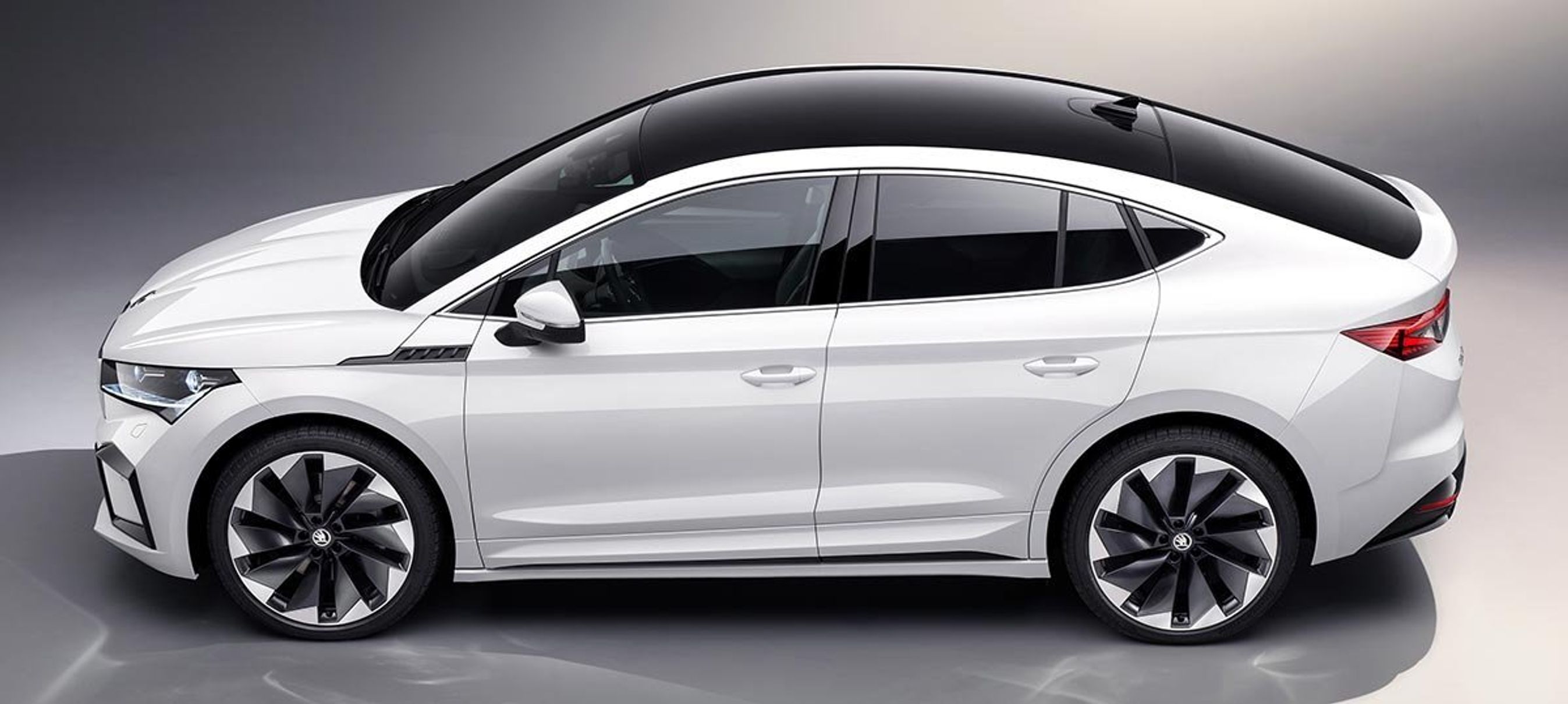 Skoda Enyaq uden 'RS' har samme tagforløb og integreret bagrude, men her er panorama-glastaget ikke standard.