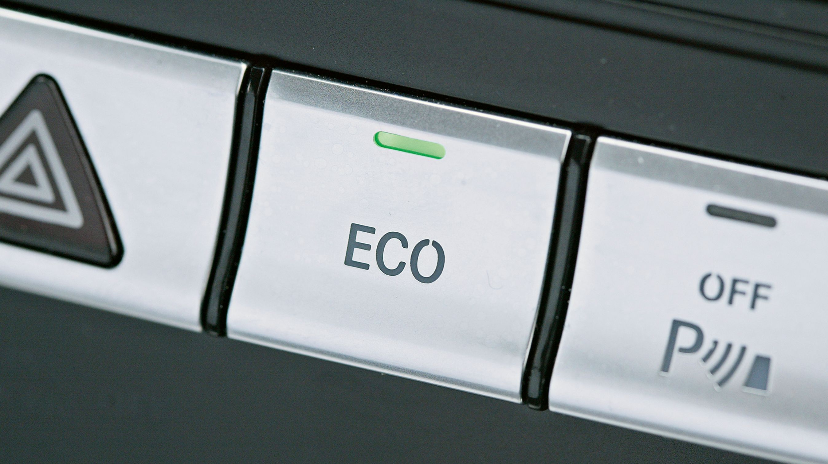 Alle knapper er lavet i aluminium i stedet for plastik, og det føles bare klasser mere lækkert. Med Eco-knappen kan man slå stop-start-systemet til og fra efter behag.