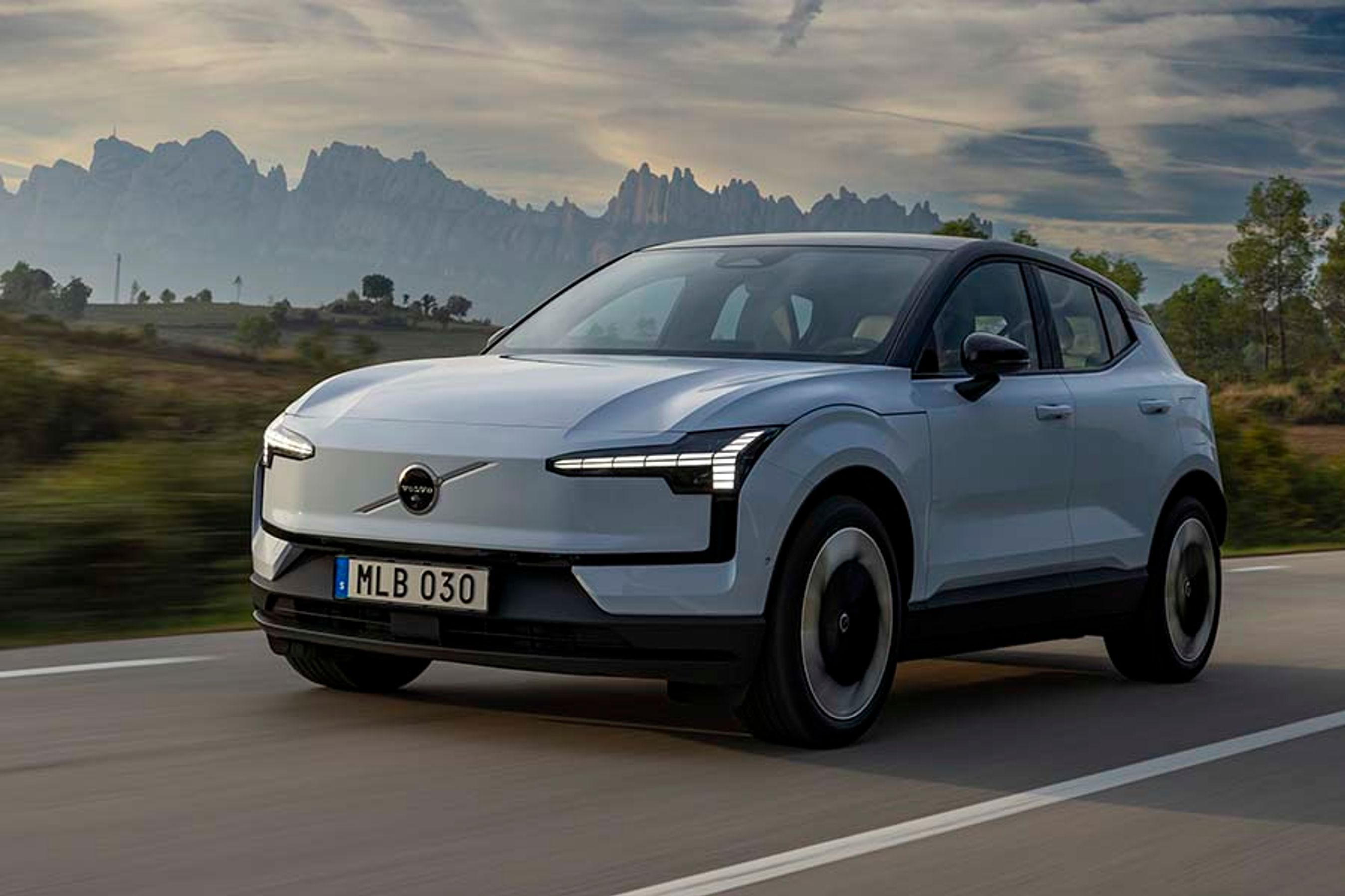 Fronten på den nye Volvo EX30 deler den nye designlinje, der også er vist med den store Volvo EX90. Bilen har flotte former, og virker godt samlet.