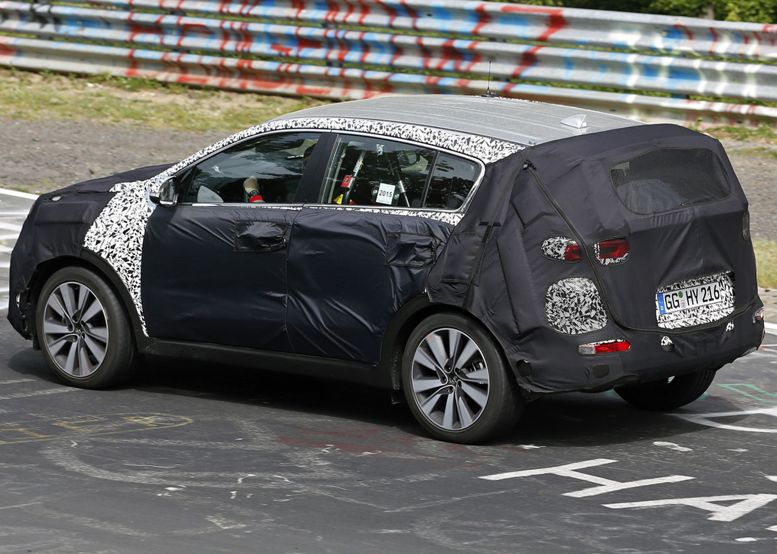 LED-baglygter anes gennem forklædningen, men ellers ses ingen detaljer eller linje på selve bagenden.