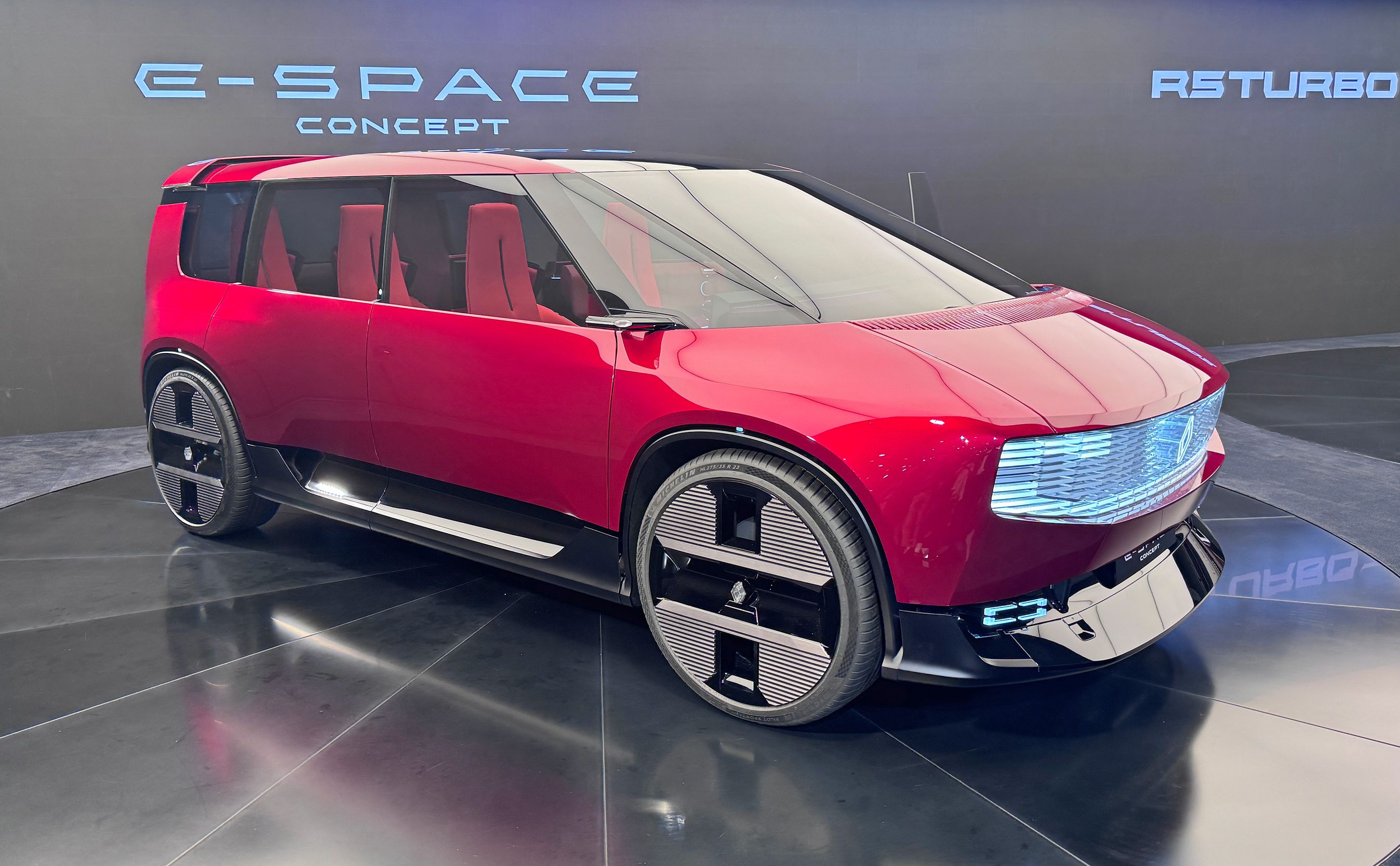 Rød Renault E-Space på scene.