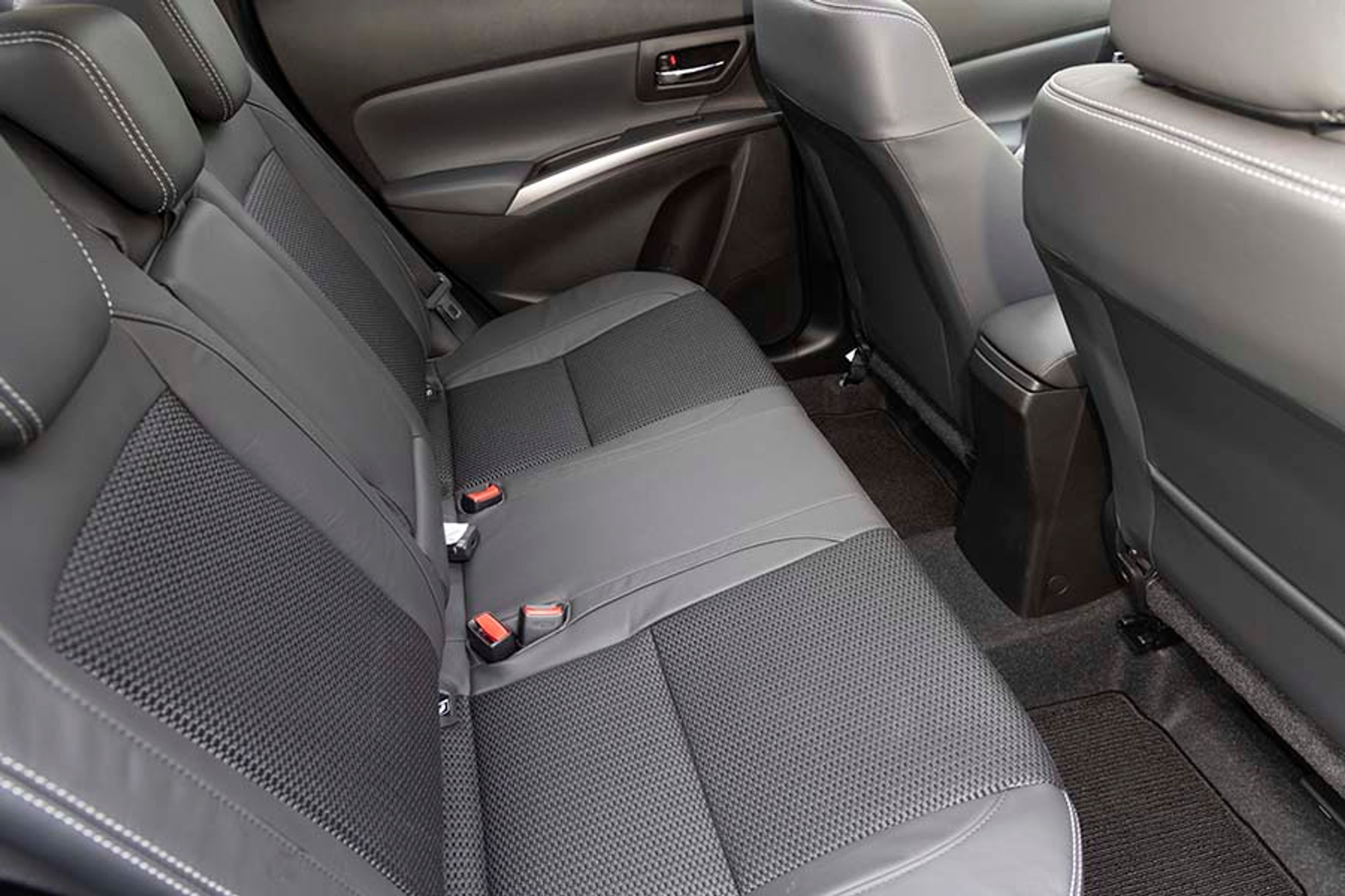 Der er egentlig fin knæplads ved bagsædet, mens loftshøjden er begrænset på grund af soltaget. Vi savner friskluftdyser ved bagsædet.