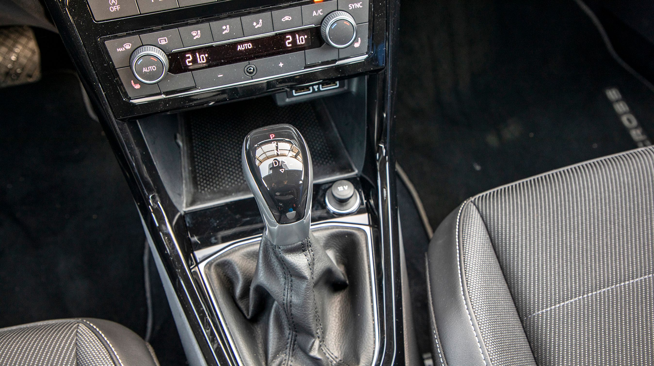 Automatgearet fungerer fint, men selve gearstangen er af den gammeldags type, hvor man selv skal sætte den i P, når man parkerer.