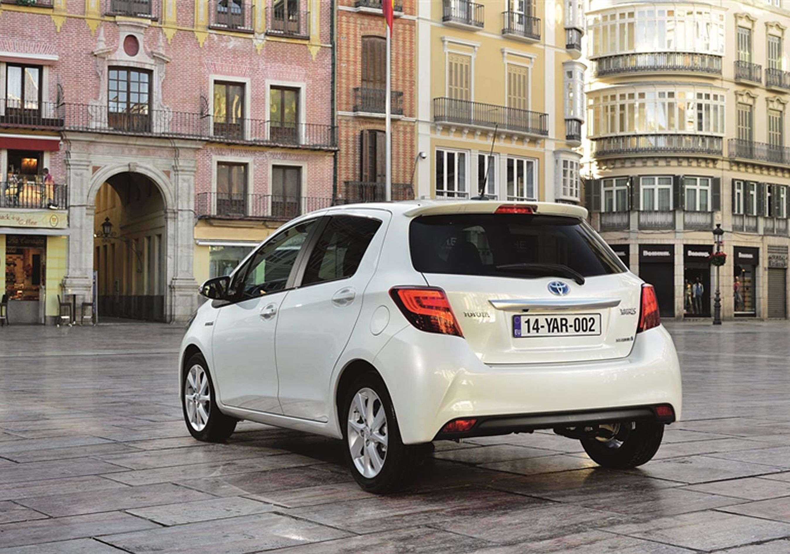 Bagtil har alle udgaver fået flotte røde LED-baglygter. Der er ikke ændret i bilens indvendige proportioner.