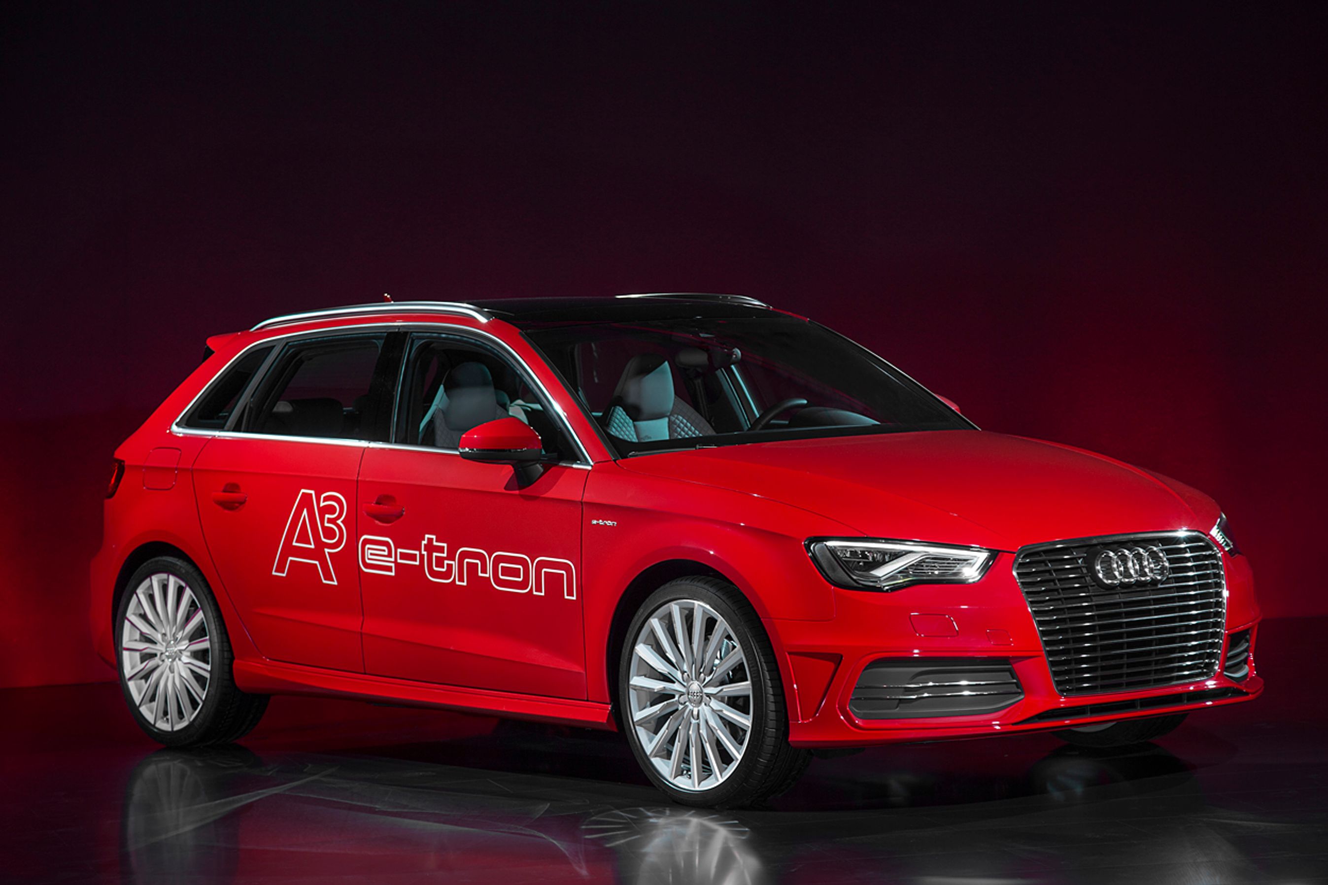 Audi A3 Sportsback er klar i en version med indbygget batteri og elmototor. Batteriet kan lades op, så bilen kan køre 50 km på strøm alene. En benzinmotor kan tage over, når der ikke er mere strøm på batteriet.