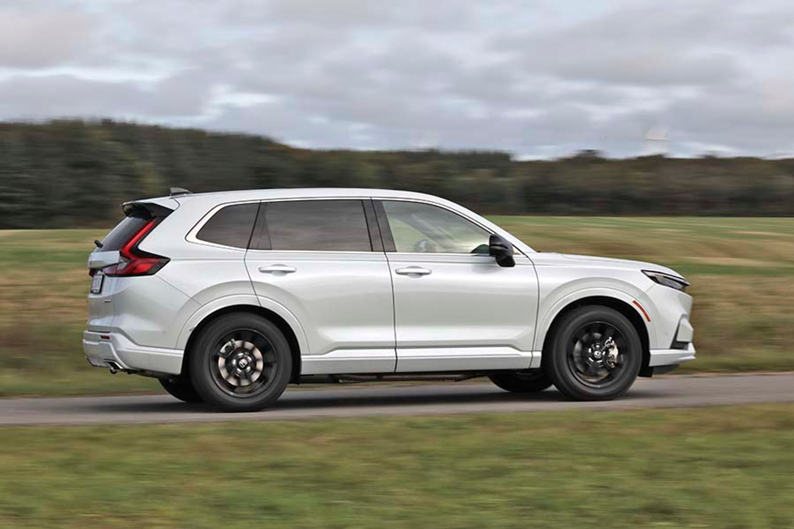 CR-V er 4,7 meter lang, og der er 2,7 meter mellem for- og baghjul. Fra siden er linjerne rene, og de store vinduer er med til at øge udsynet fra begge sæderækker.