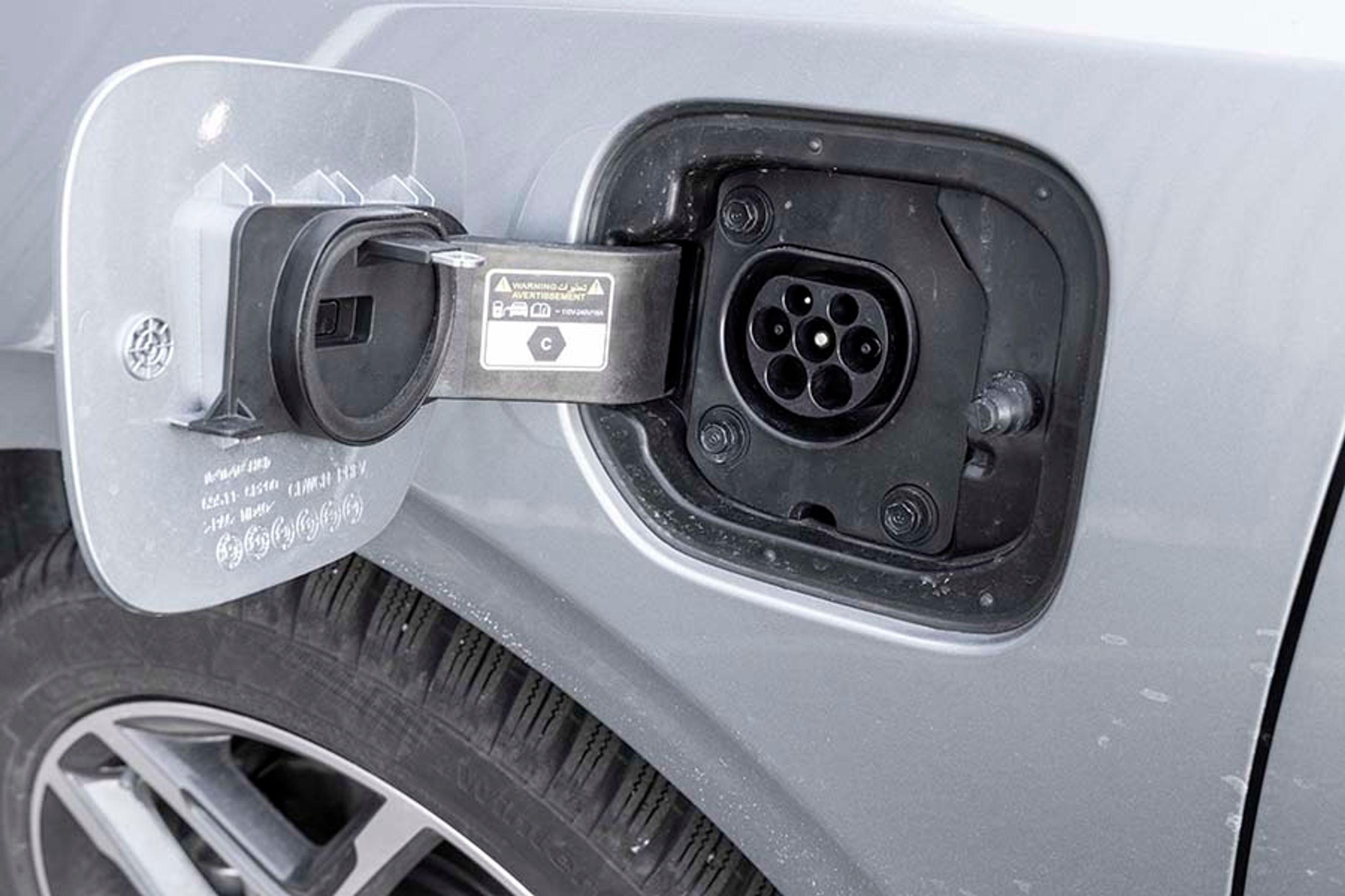 Ladestikket er placeret ved venstre forhjul og klappen er fint udstyret md en pakning, så man slipper for en gummiprop i stikket, og der er desuden lys. Vi savner dog en knap til at frigøre stikket. Kia Ceed lader på en fase, og en opladning tager 2,5 timer.