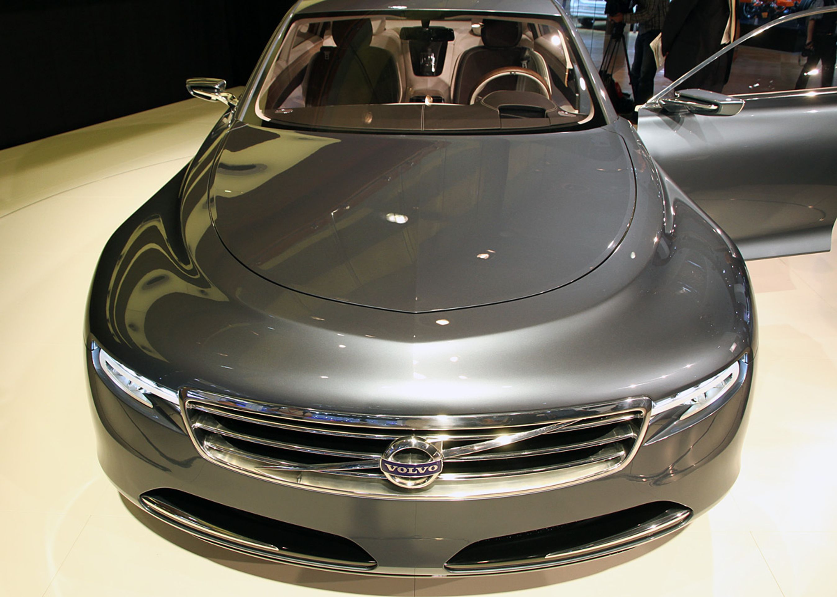 Grillen er nu ved at være realistisk. Resten af faconen virker stadig noget barok, men idéen med motorhjlelmens udskæring er ikke ny.