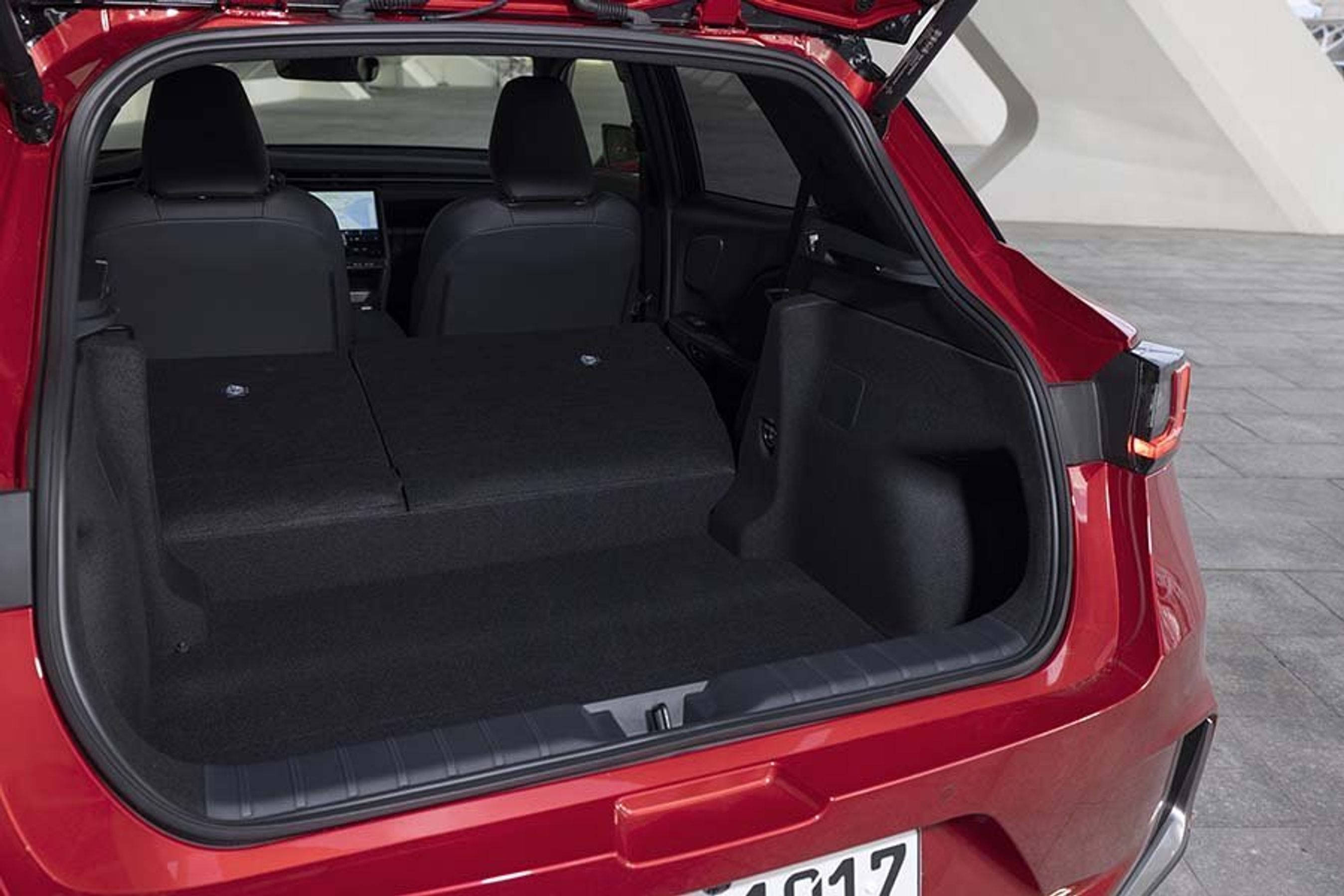 Bagagerummet i en rød Lexus LBX.