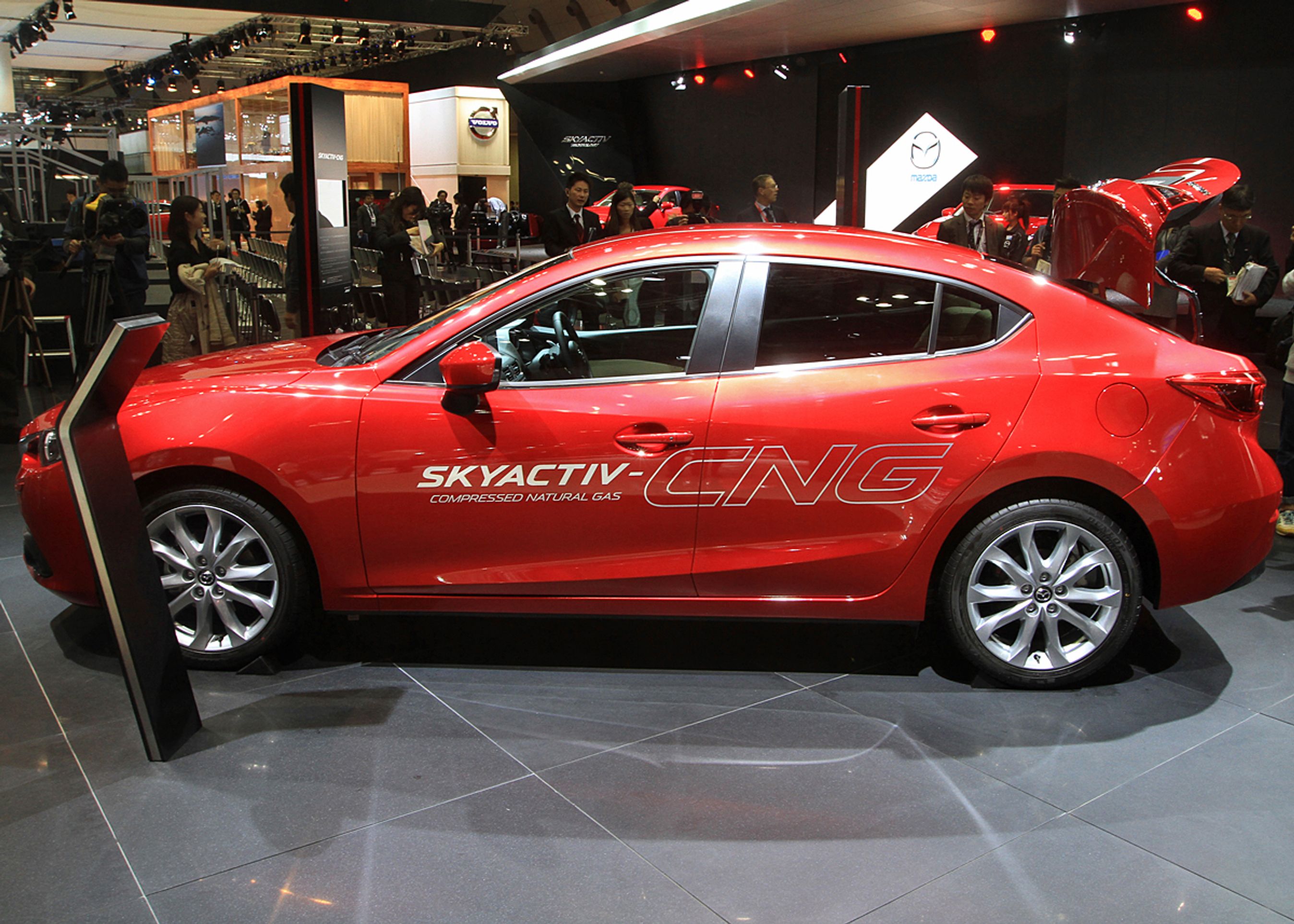 Mazda gør klar til at lancere en naturgas-version af 3. Udstillingsbilen her kaldes et koncept, så det er uvist, hvornår den går i produktion.