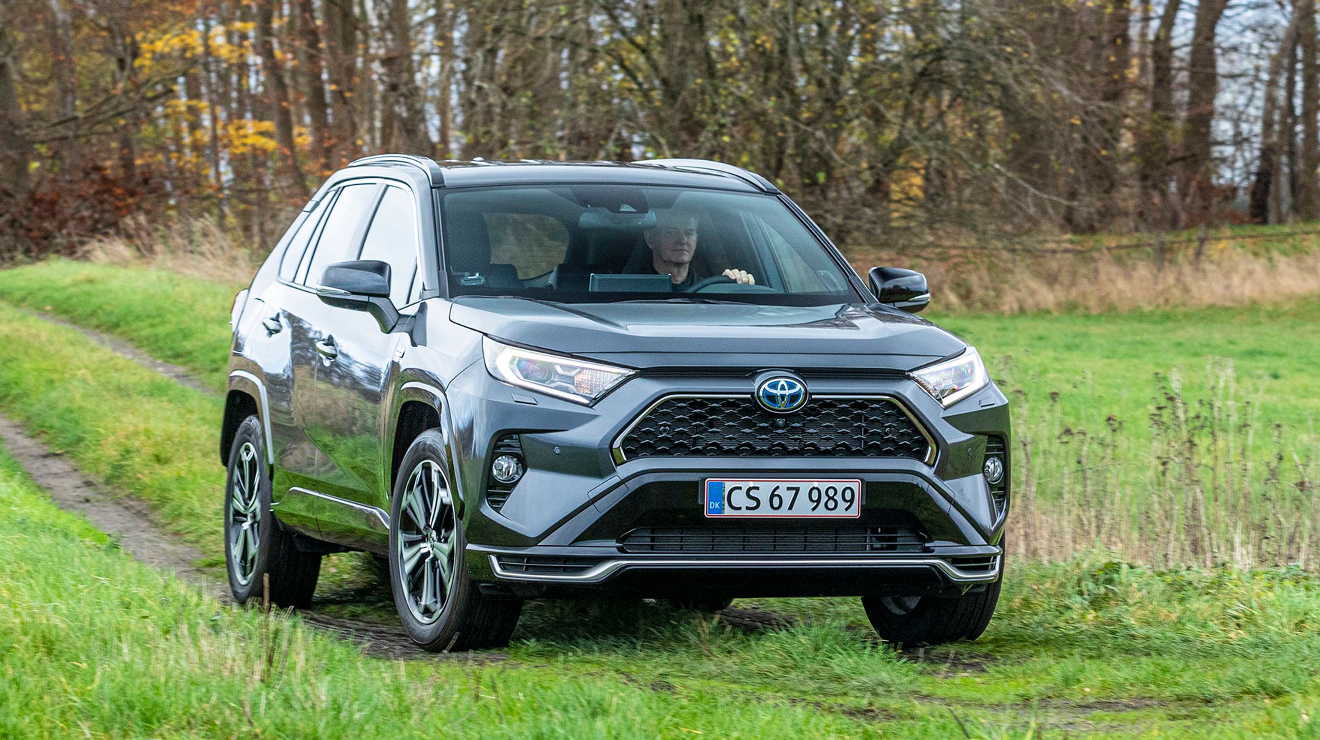 Toyota RAV4 Plugin Hybrid er en ny version af den firehjulstrukne bil. Den kan køre op til 71 km på el alene, viser vores test.