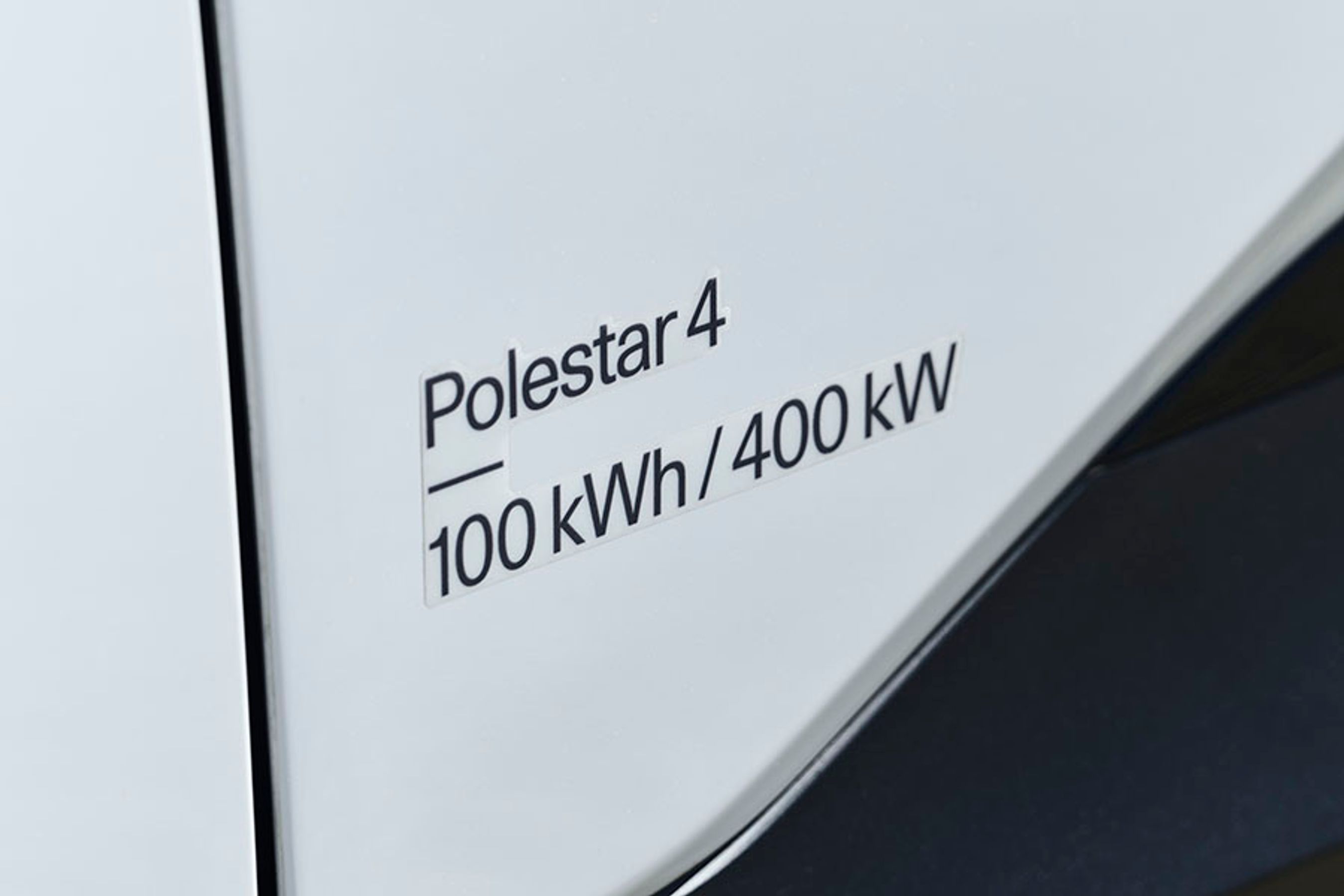 Som altid hos Polestar er der en lille deklaration på siden af bilen, hvor man kan aflæse batteriets størrelse og motorernes samlede effekt. Batteriet er brutto på 100 kWh, og motorerne yder 400 kW (544 hk).
