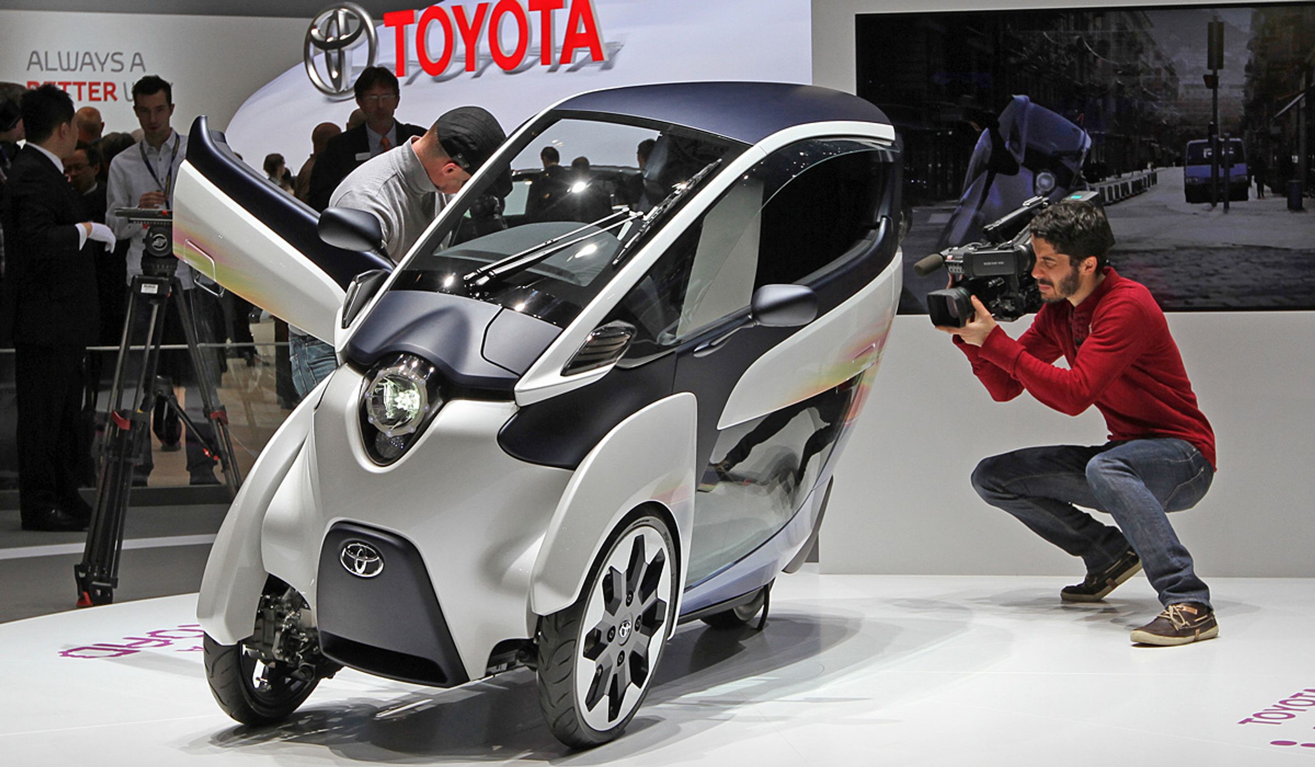 Toyota I-Road lægger sig ned i svingene, selv om den har to hjul forrest.