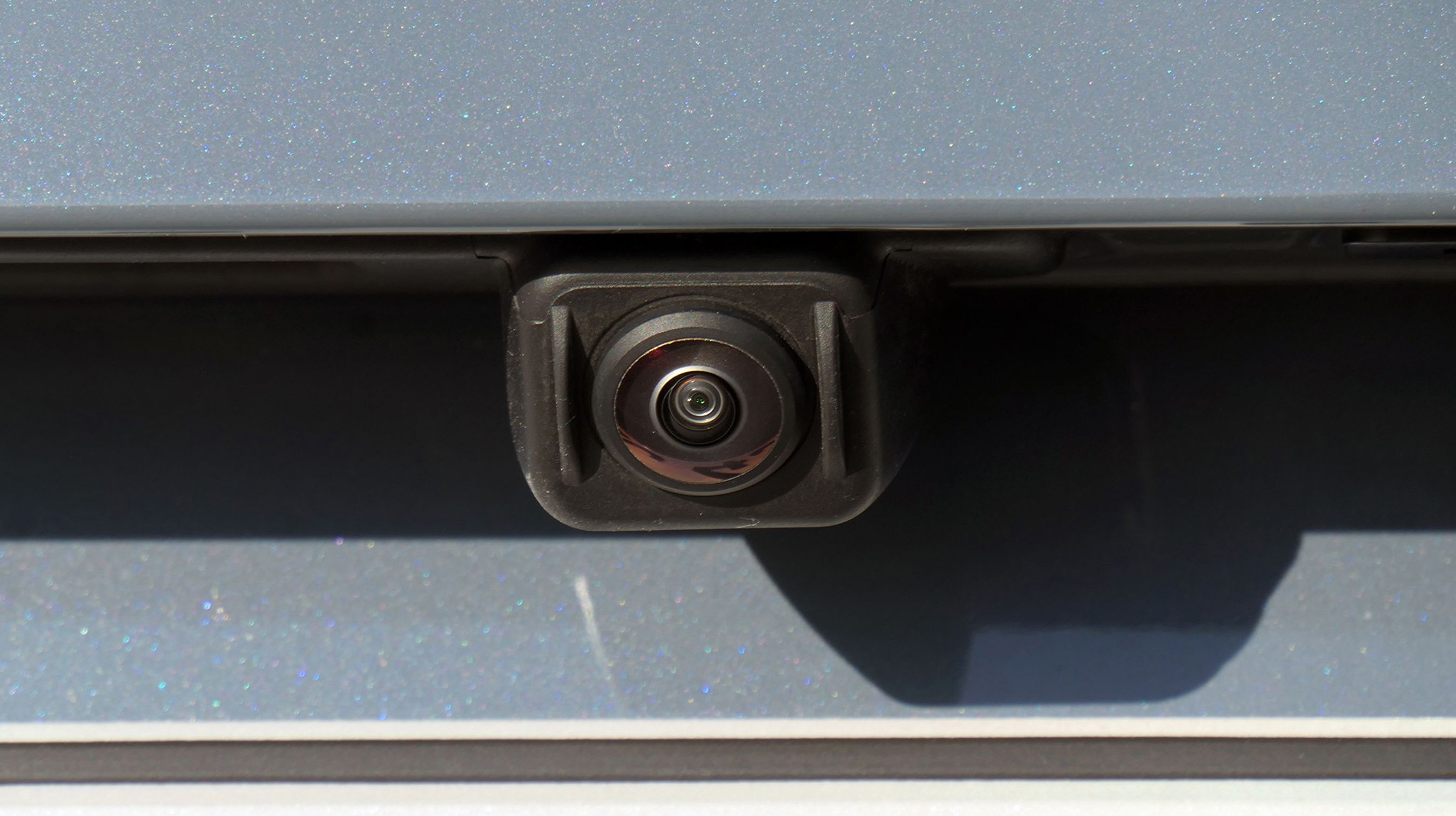 En grim detalje. Bakkameraet er ret synligt og virker billigt og eftermonteret.