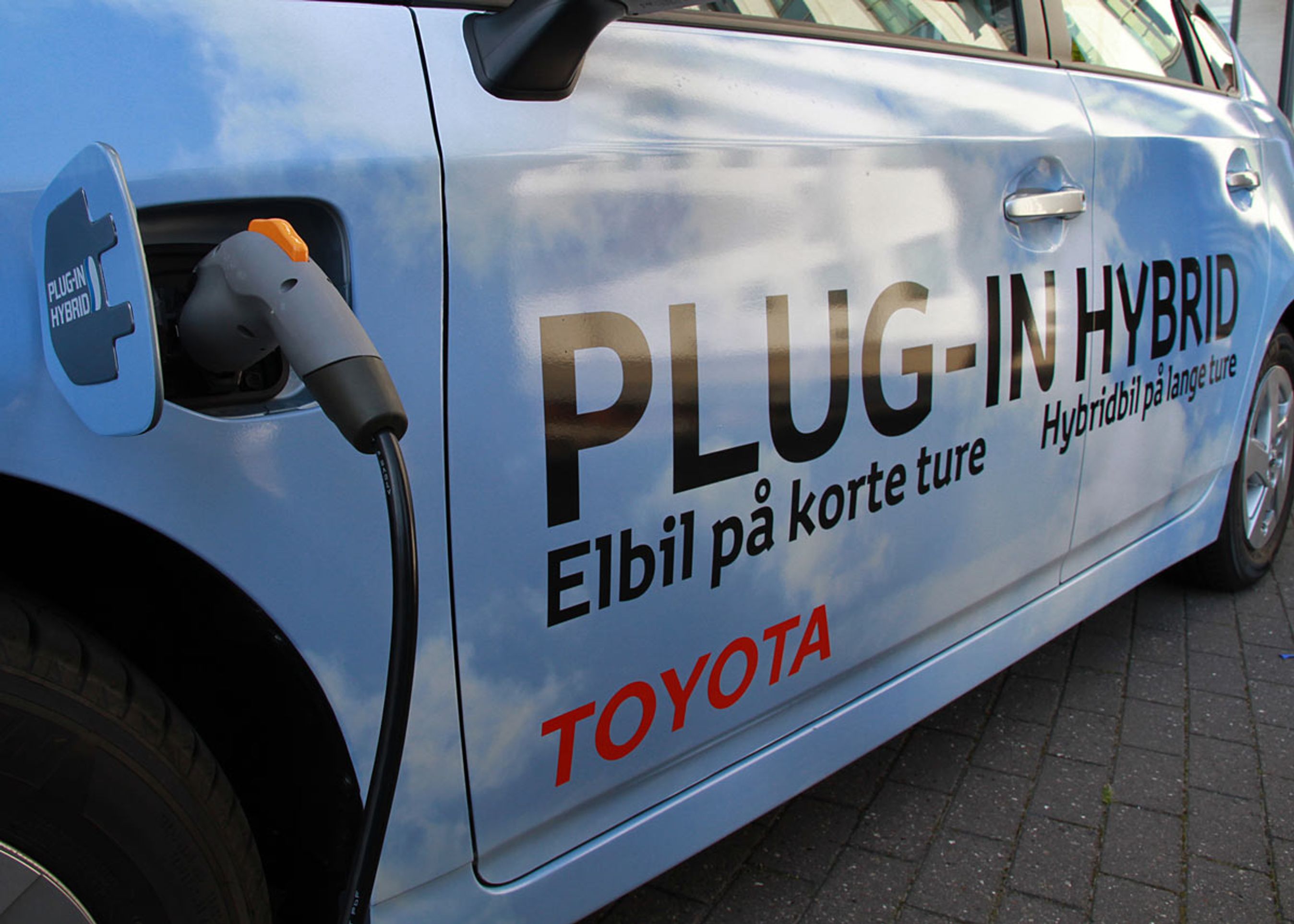 Prius Plug-in Hybrid lades op på en til halvanden time. Det kræver 16 amperes sikring, og i normale husstande er der kun 10 eller 13.