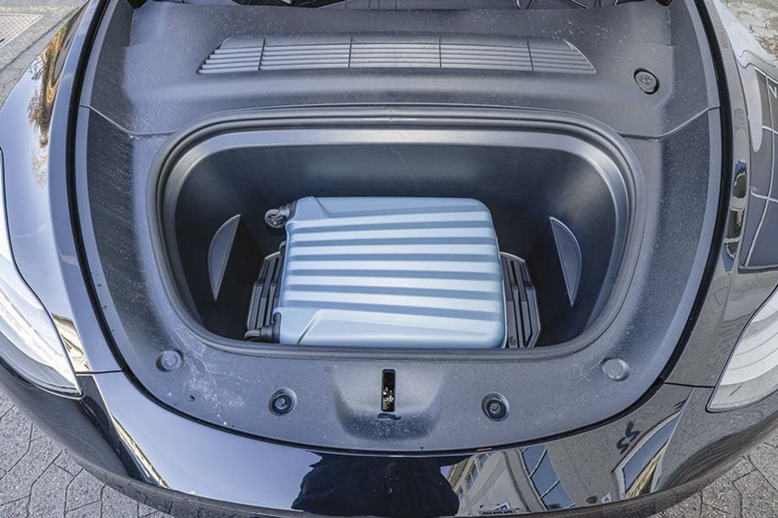 Der er en stor frunk under fronthjelmen på Tesla Model Y