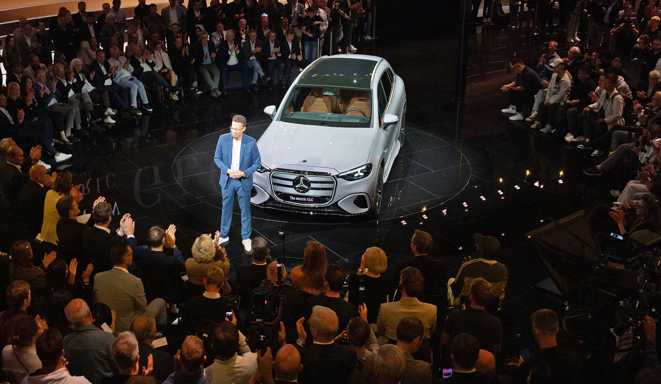 Menneskemylder rundt om Mercedes.