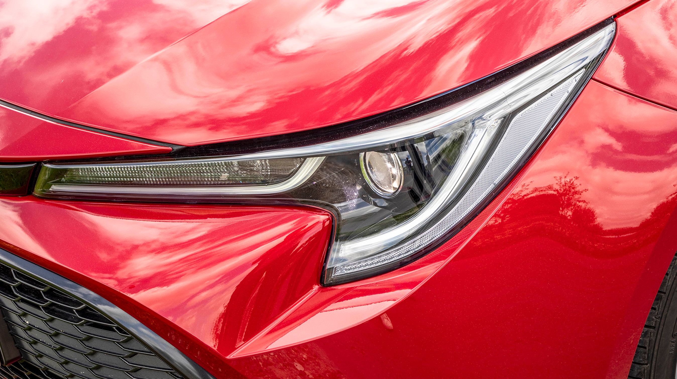 Alle Corollaer har LED-forlygter, men tilkøber du Smart- eller Premiumpakken, så medfølger mere avancerede LED-forlygter, der har en mere avanceret fjernlysassistent.