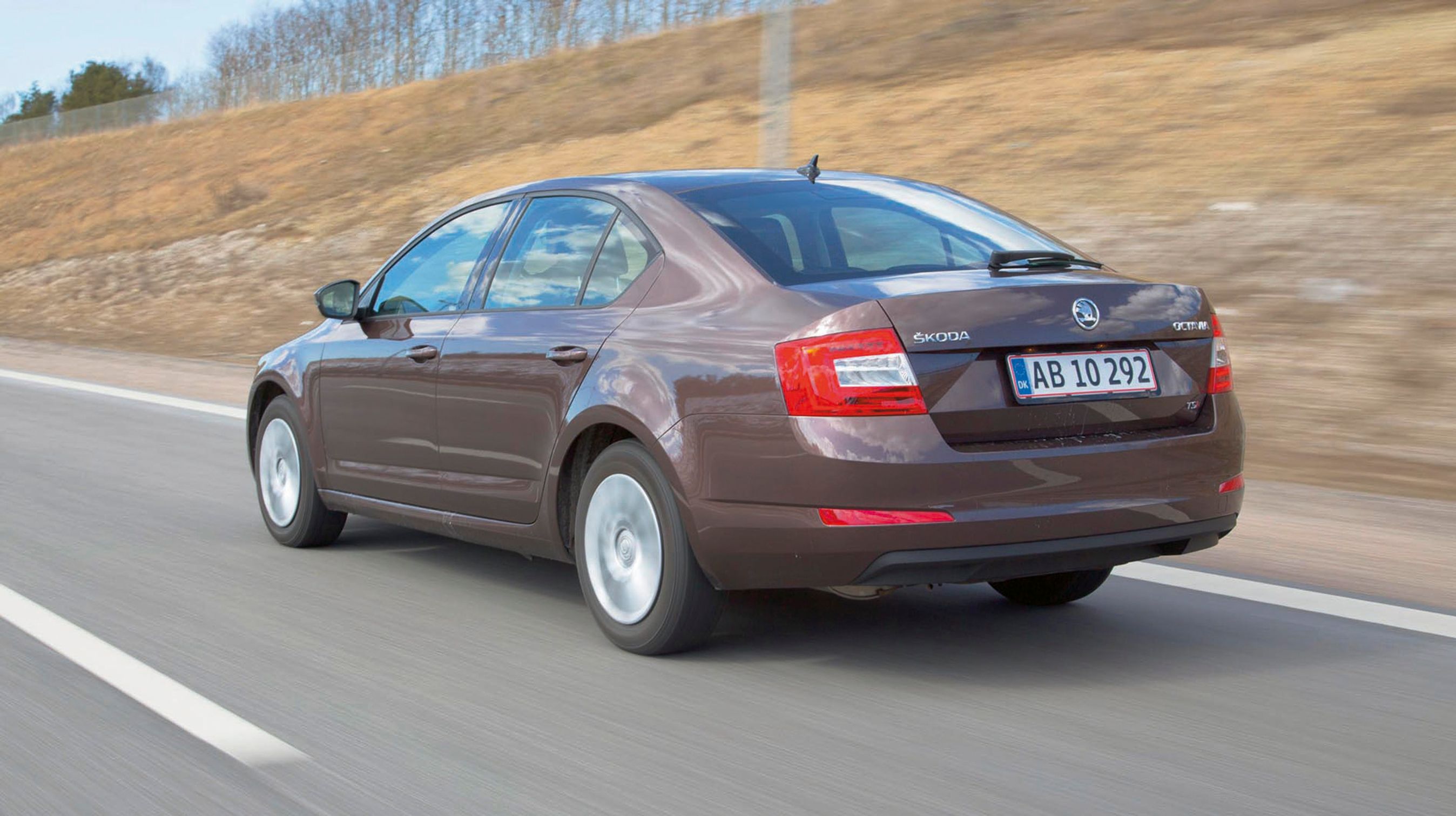 Baglygterne af LED-typen er kun tændt, når mørket falder på, eller lyskontakten står på nærlys. En stationcar dukker op senere i år.