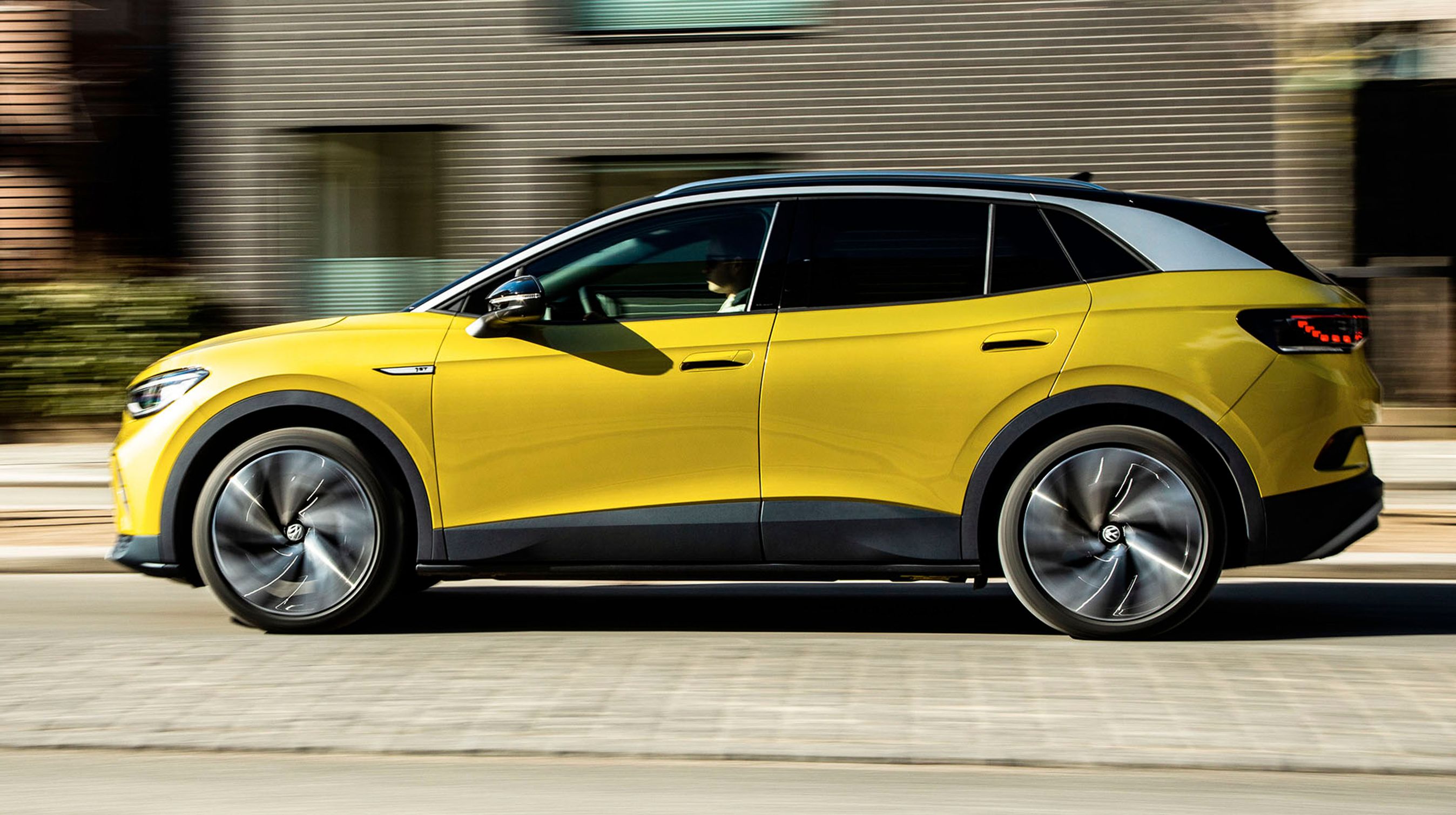 Dørhåndtagene på siden er elektriske og kræver blot et tryk med fingeren, før dørene åbnes. Det giver mindre luftmodstand end de traditionelle dørgreb, vi kender fra almindelige biler. I denne version er de bageste sideruder mørktonede.