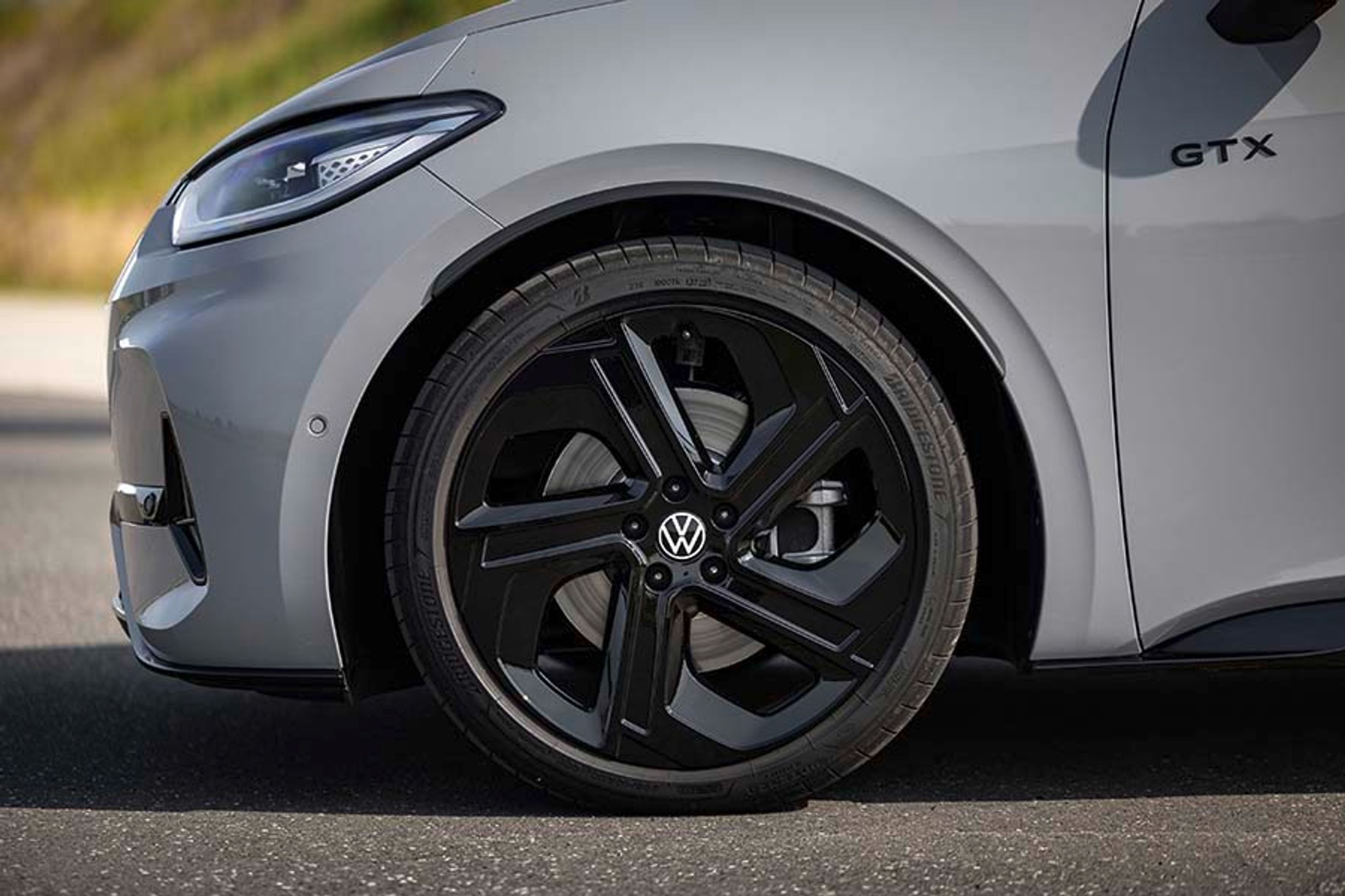 GTX Performance har 20”-fælge som standard og lidt bredere dæk på 235 mm. Det tager 10 km på rækkevidden, men giver mere bid i asfalten. De sorte fælge er et tilvalg, men du skal ikke betale ekstra for farven!