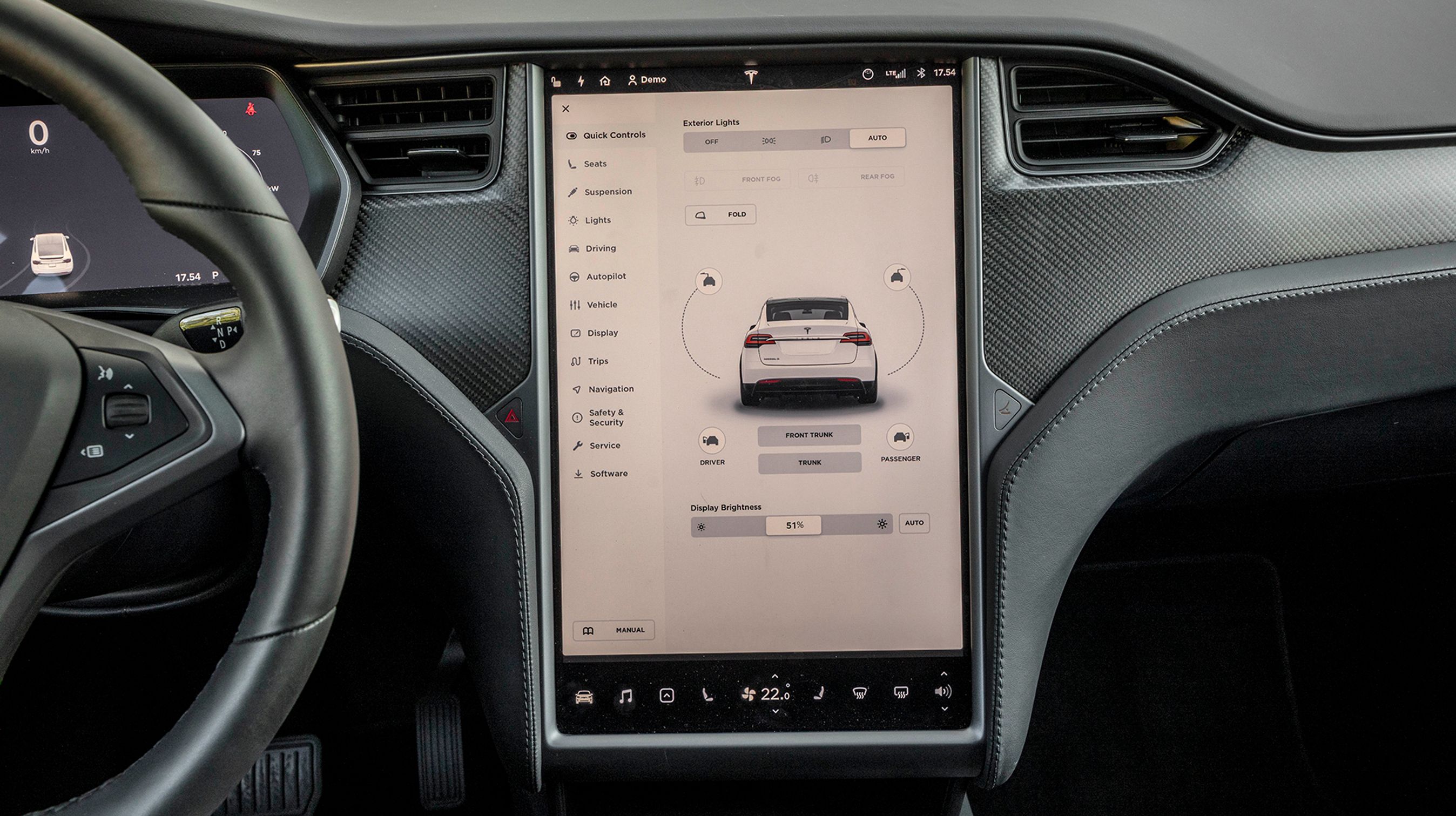 Fra skærmen i midten kan man styre alle dørenes åbnings- og lukningsmekanismer. På den måde kan man fra førerpladsen både åbne og lukke alle fem døre.