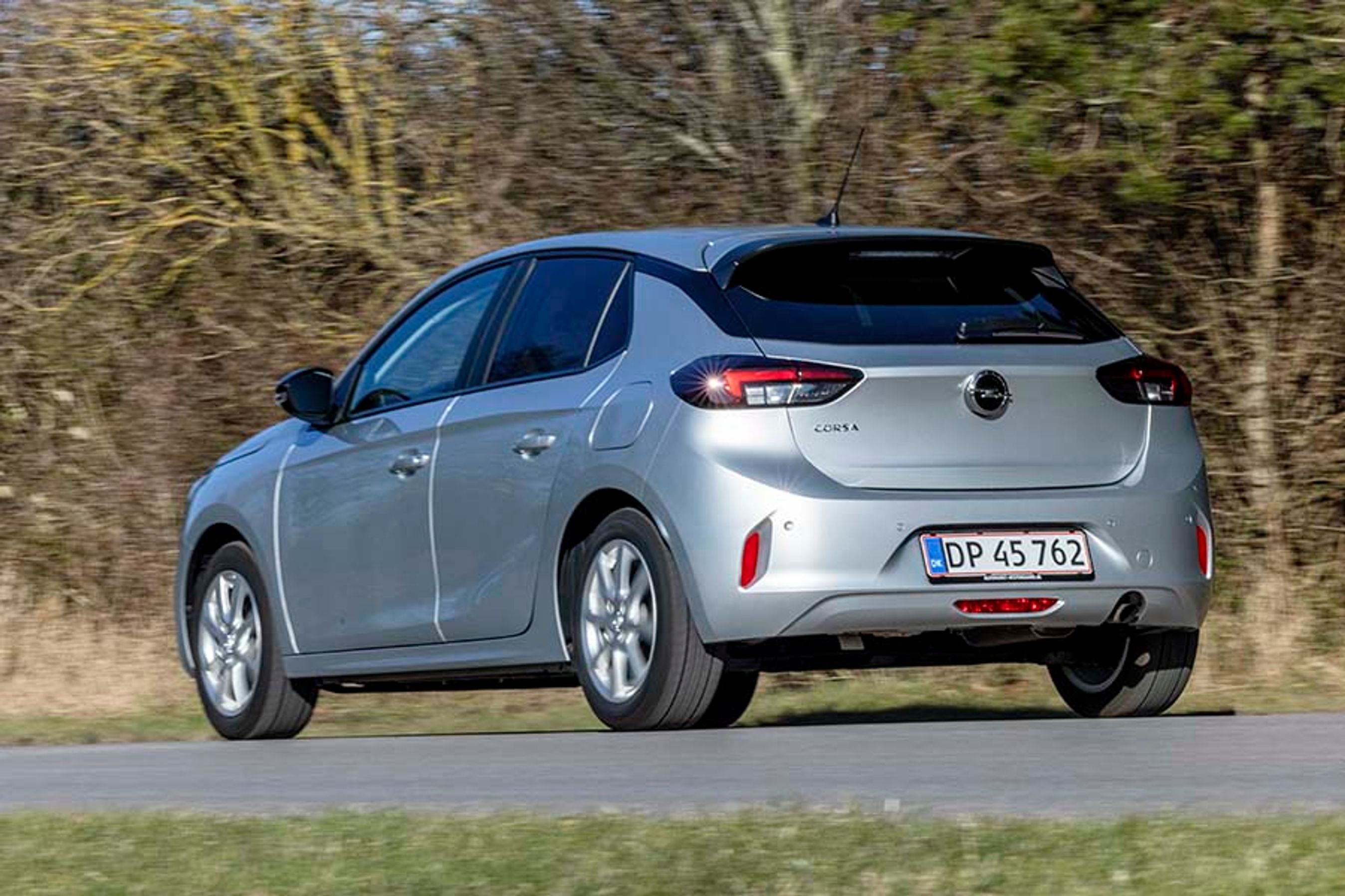 Opel Corsa set bagfra kører på landevej