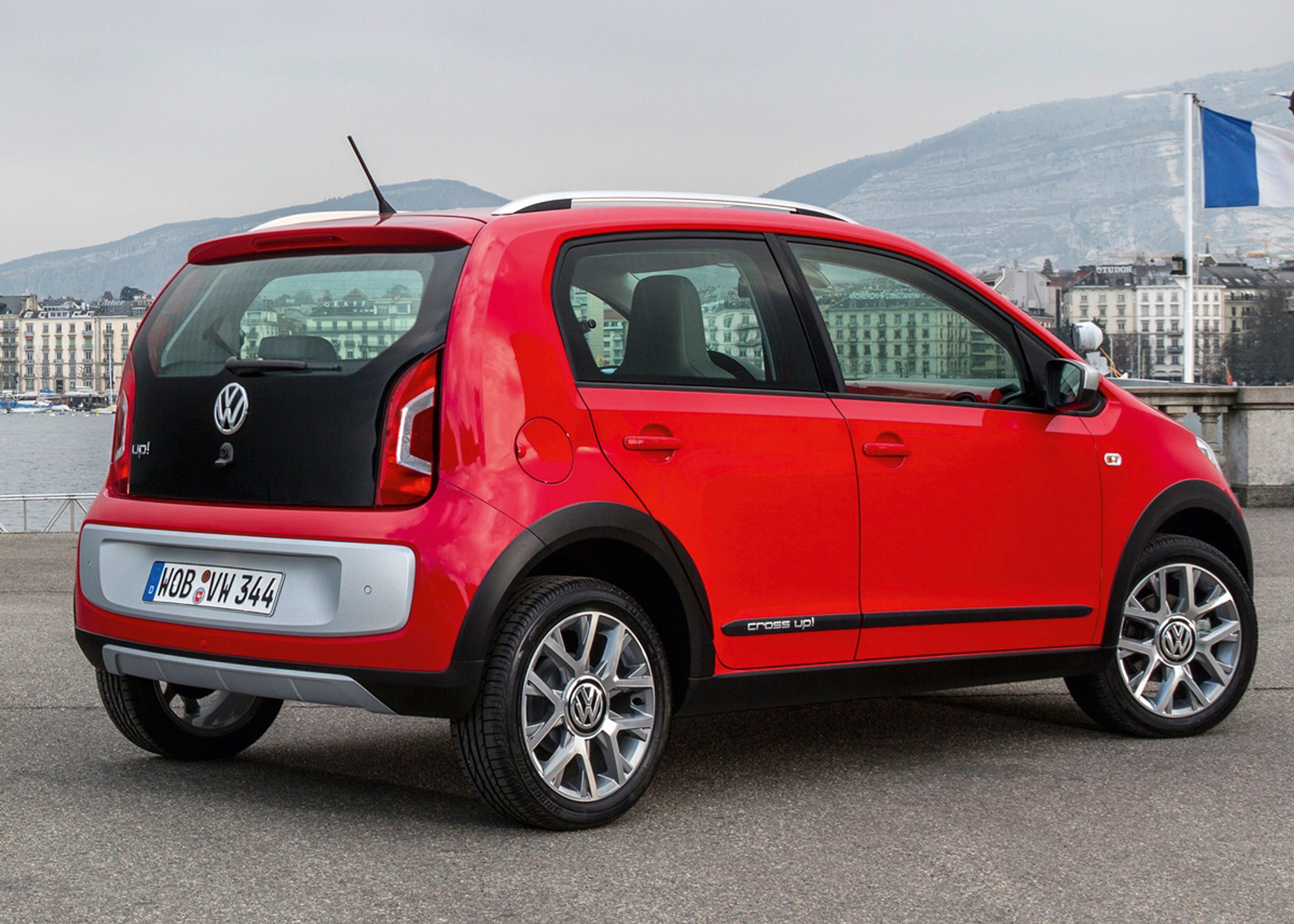 Kosmetiske ændringer og større hjul giver Cross Up en noget anden fremtoning end den almindelige Up, der nu findes omkring 13.000 eksemplarer af i Danmark.