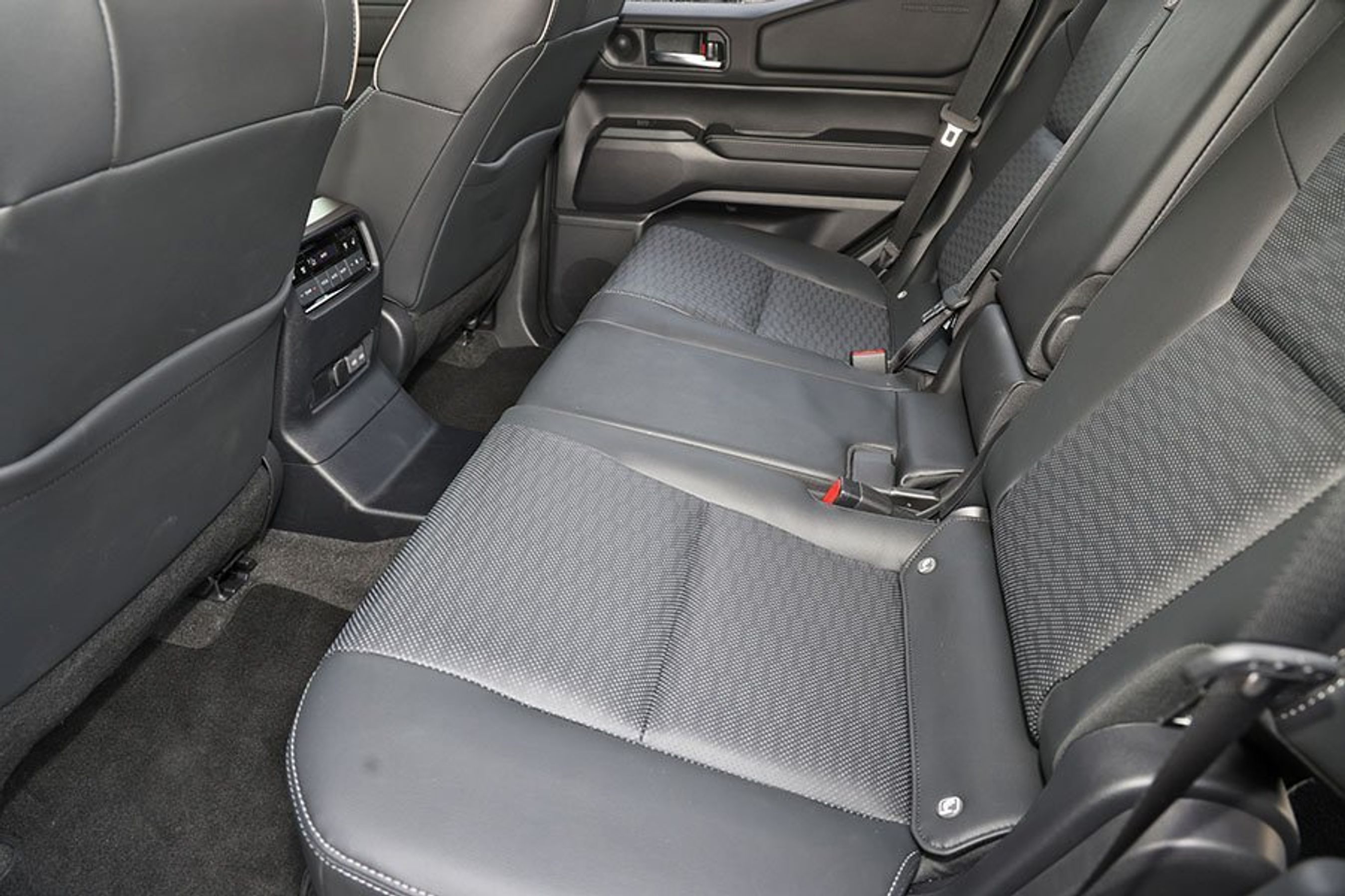 Bagsædet i en Toyota Land Cruiser er ikke særlig luksuriøst